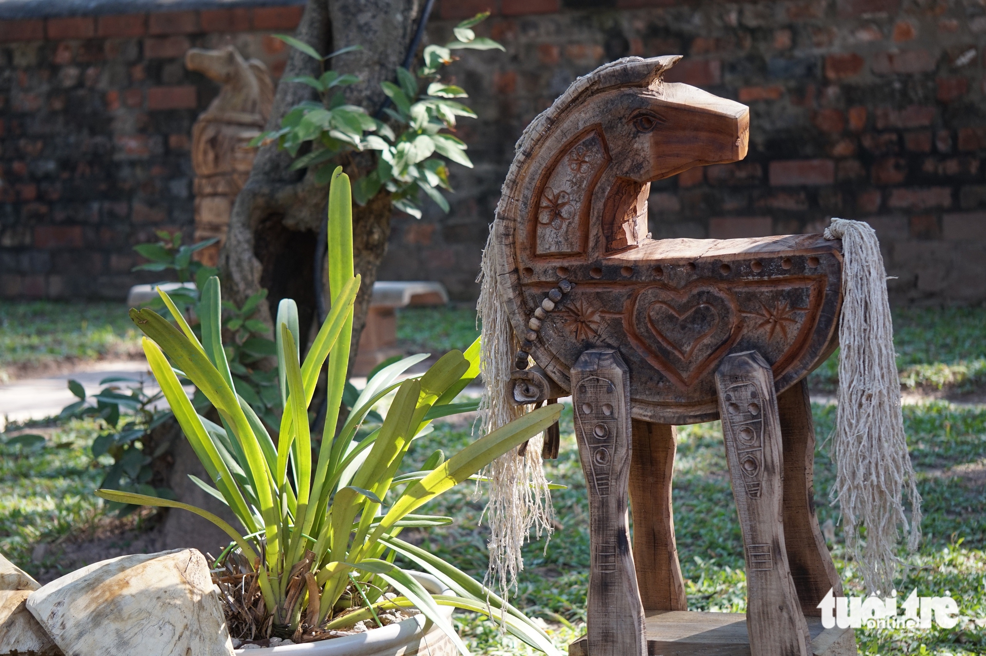 Vietnam folk wood sculptures showcased at Hanoi heritage site- Ảnh 3.