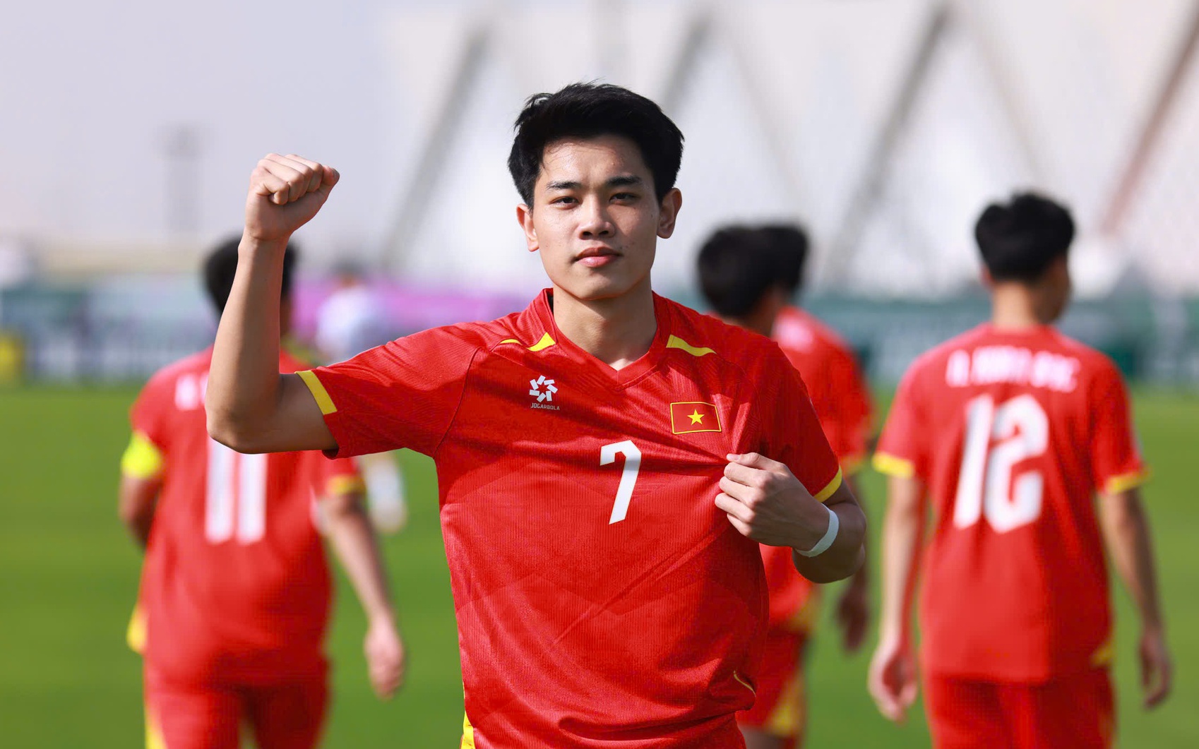 Video: Cầu thủ U23 Kyrgyzstan tước băng đội trưởng của Đình Bắc - Ảnh 1.