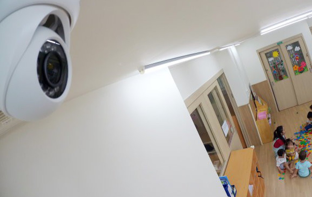 Nhiều áp lực từ camera lớp học - Ảnh 1.