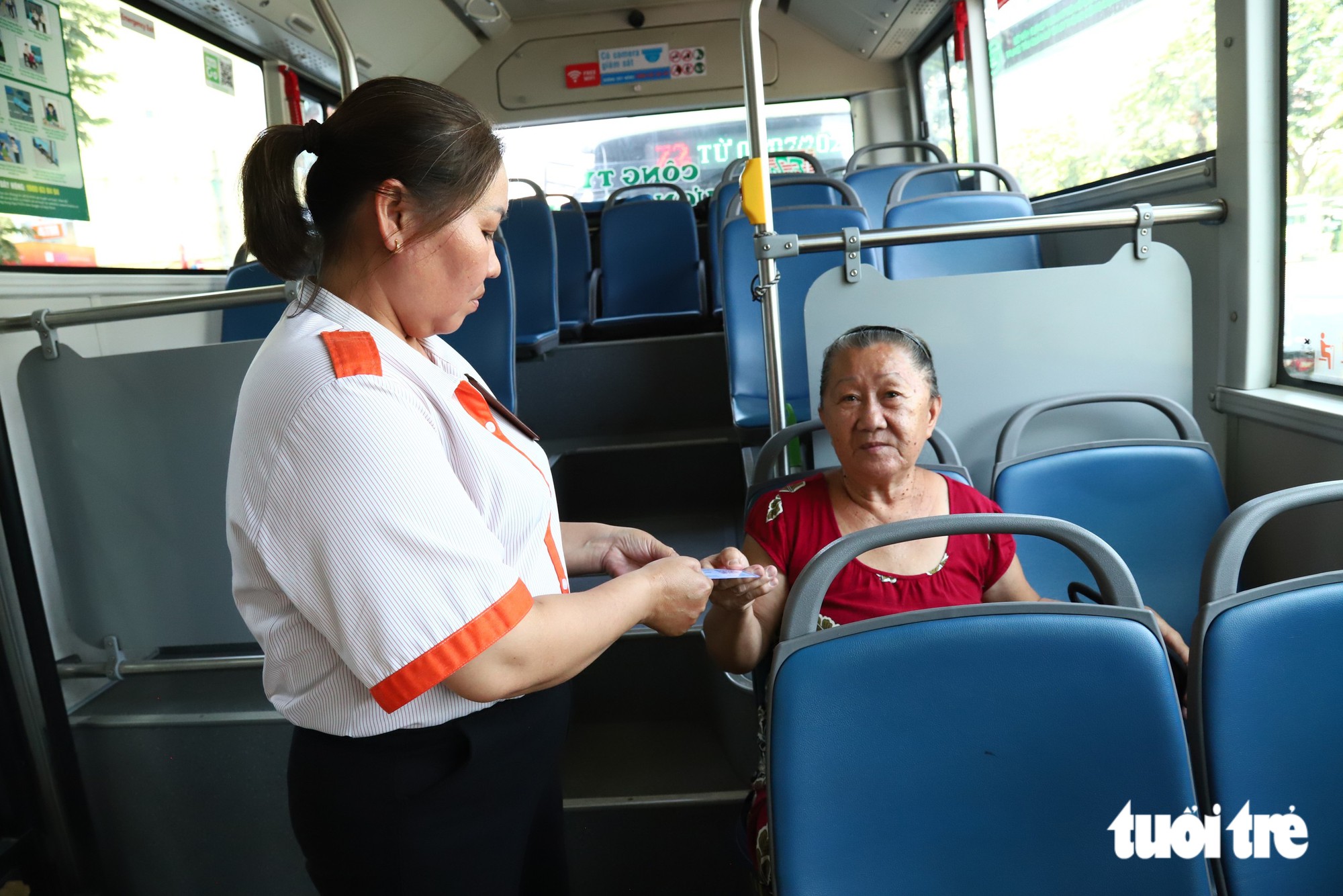 TP.HCM ngày đầu xác thực khi đi xe buýt miễn phí, người dân nói 'đã quá quen' - Ảnh 3.