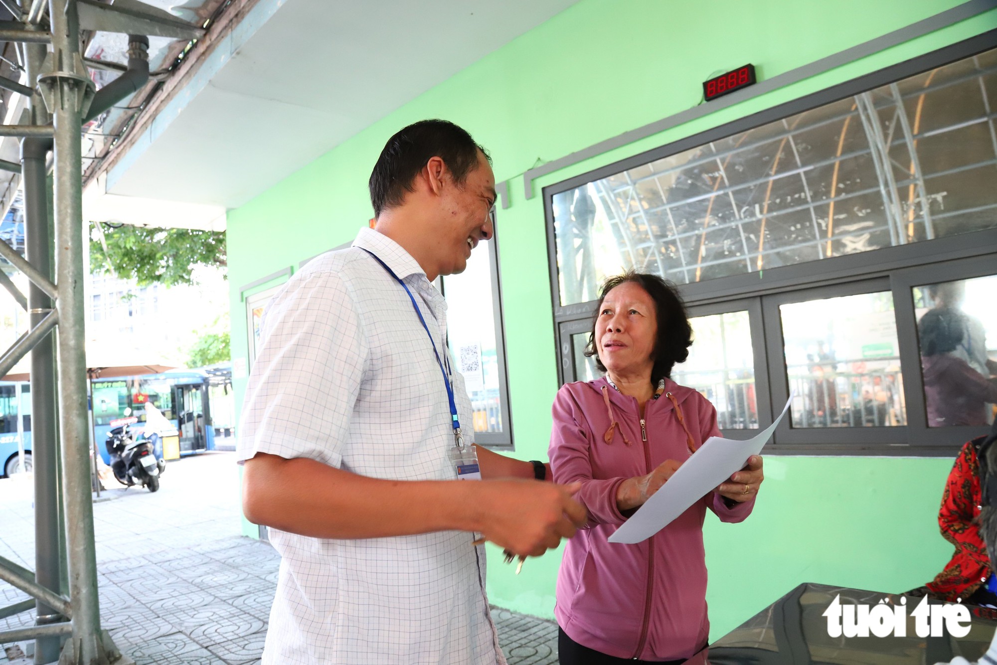TP.HCM ngày đầu xác thực khi đi xe buýt miễn phí, người dân nói 'đã quá quen' - Ảnh 7.
