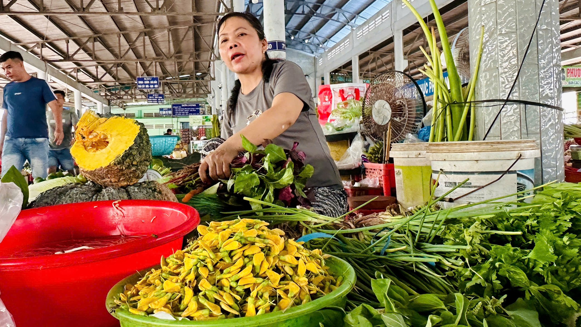 Giá cả đầu ngày: Rau đồng vào mùa, bông điên điển tăng giá; mãng cầu xiêm 90.000 đồng/kg - Ảnh 1.