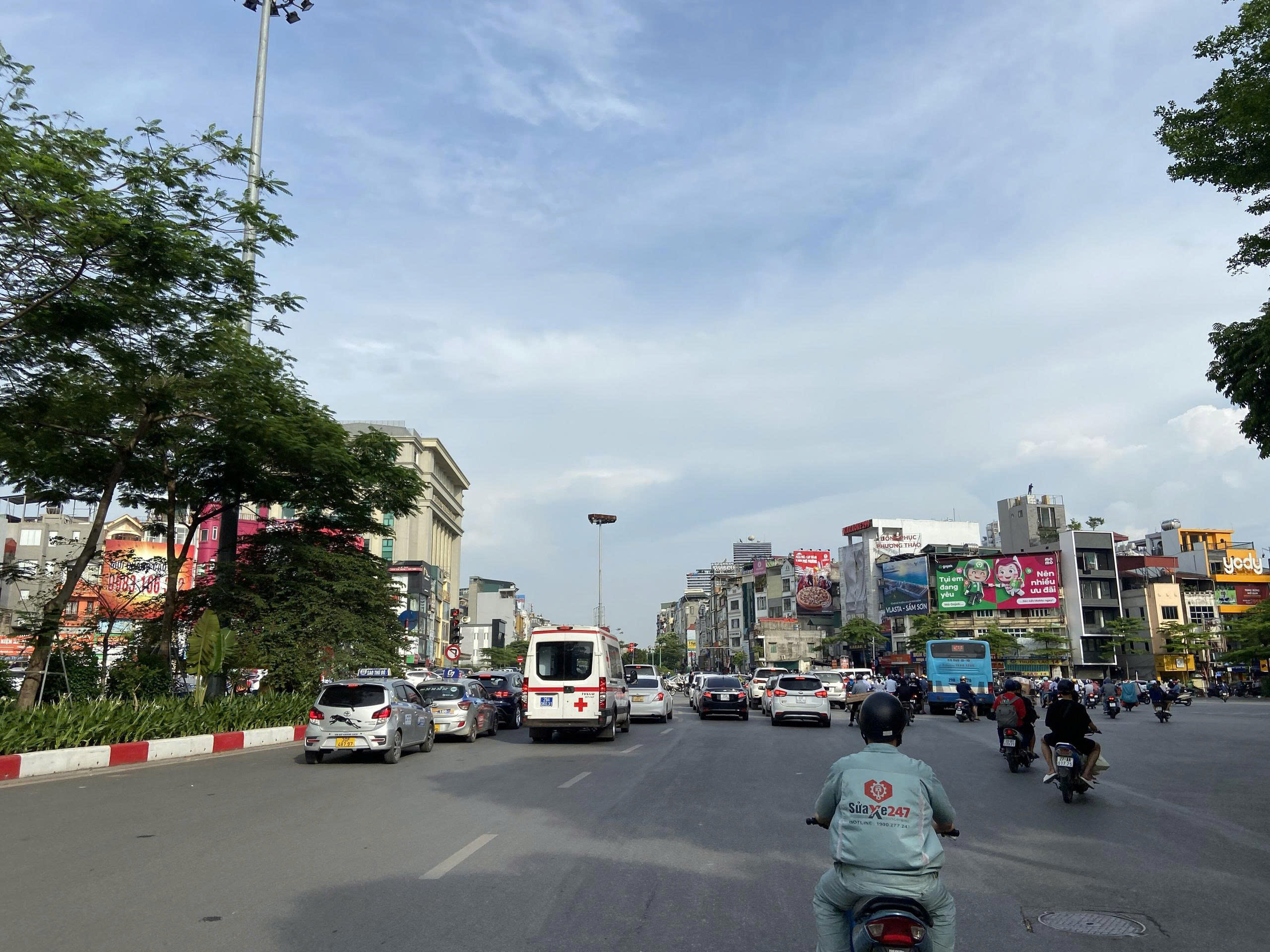 Hà Nội dải phân cách giữa để mở rộng mặt đường Ô Chợ Dừa - Ảnh 1.
