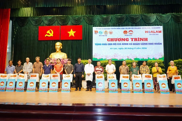 Khu Y tế kỹ thuật cao TP.HCM trao quà cho gia đình khó khăn phường An Lạc - Ảnh 1.