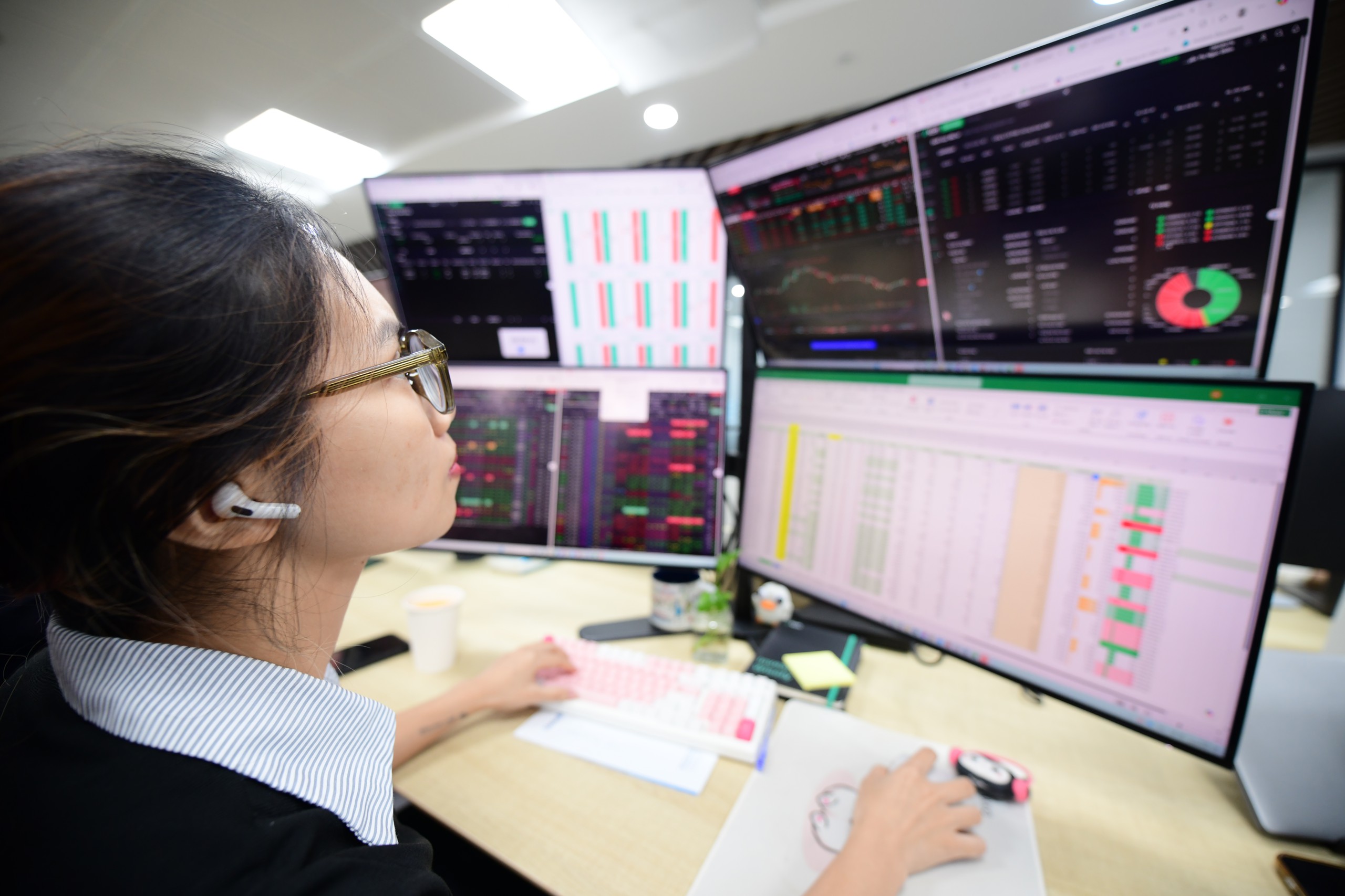 VN-Index mất hơn 63 điểm trong tháng 9, cổ phiếu nào giảm mạnh nhất? - Ảnh 1.