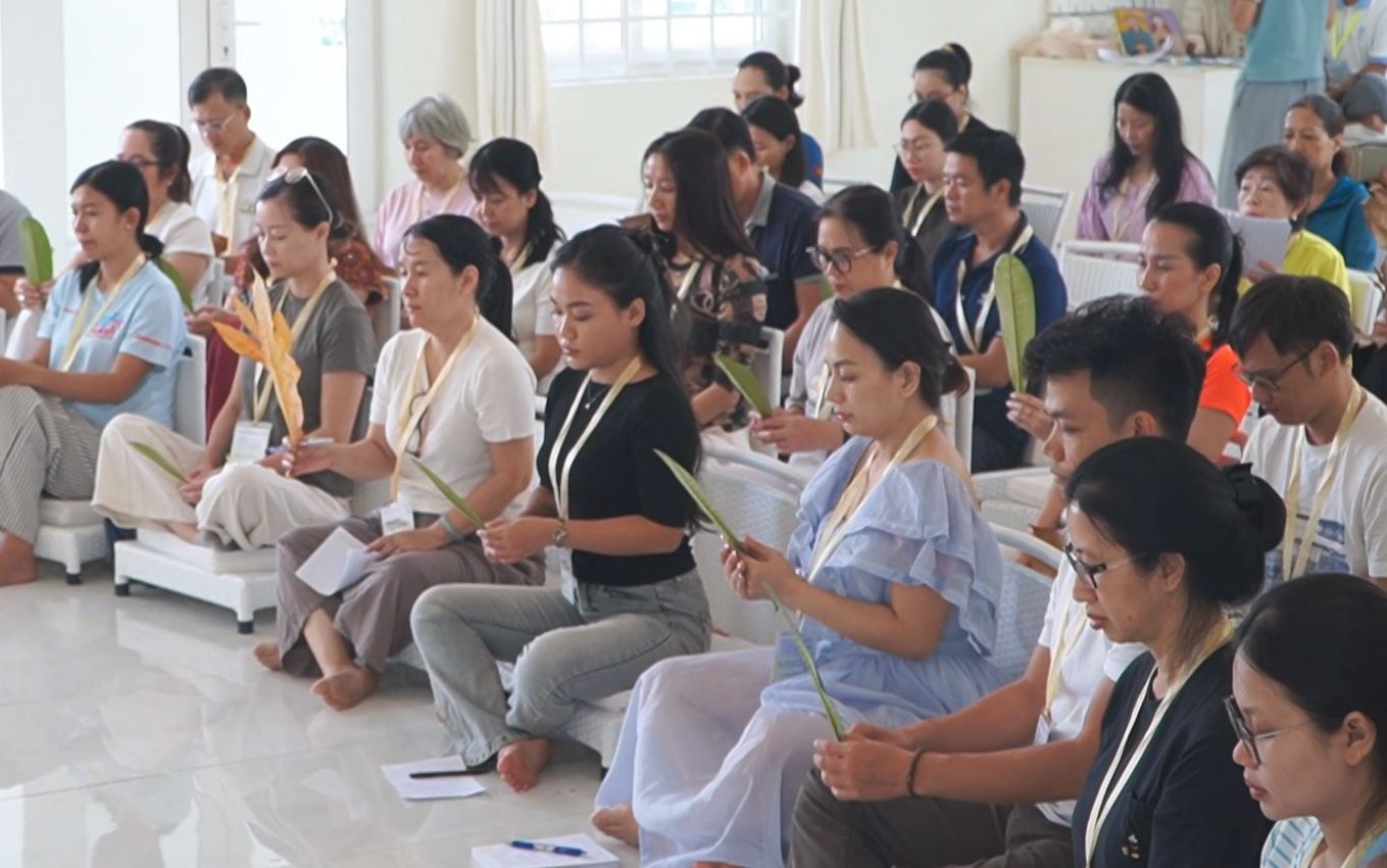 Cuộc thi Lan tỏa năng lượng tích cực 2026: Người thầy gieo màu cho những họa sĩ khiếm thính - Ảnh 1.