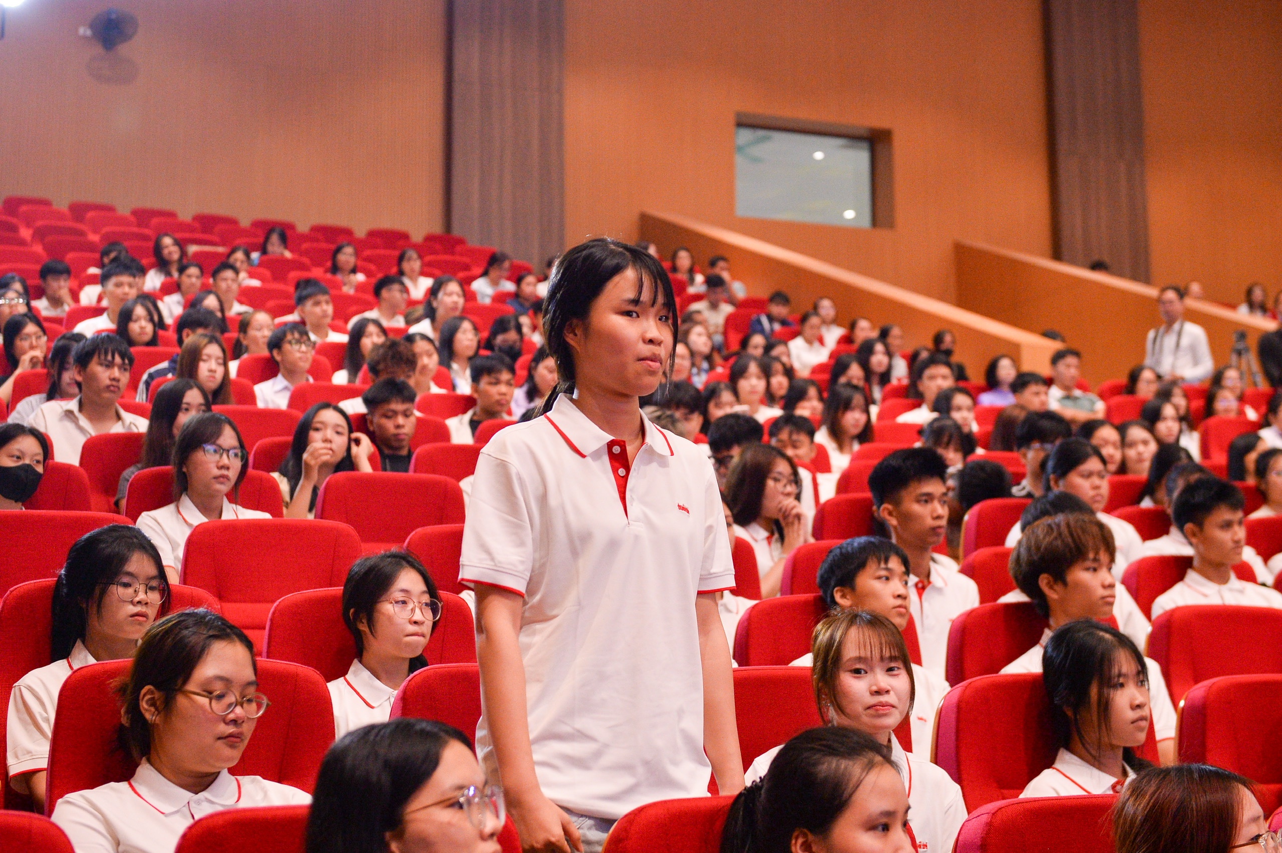 Cuộc hội ngộ của nữ Đại biểu Quốc hội và nữ SV mồ côi cha mẹ được giúp 50 triệu đồng - Ảnh 7.