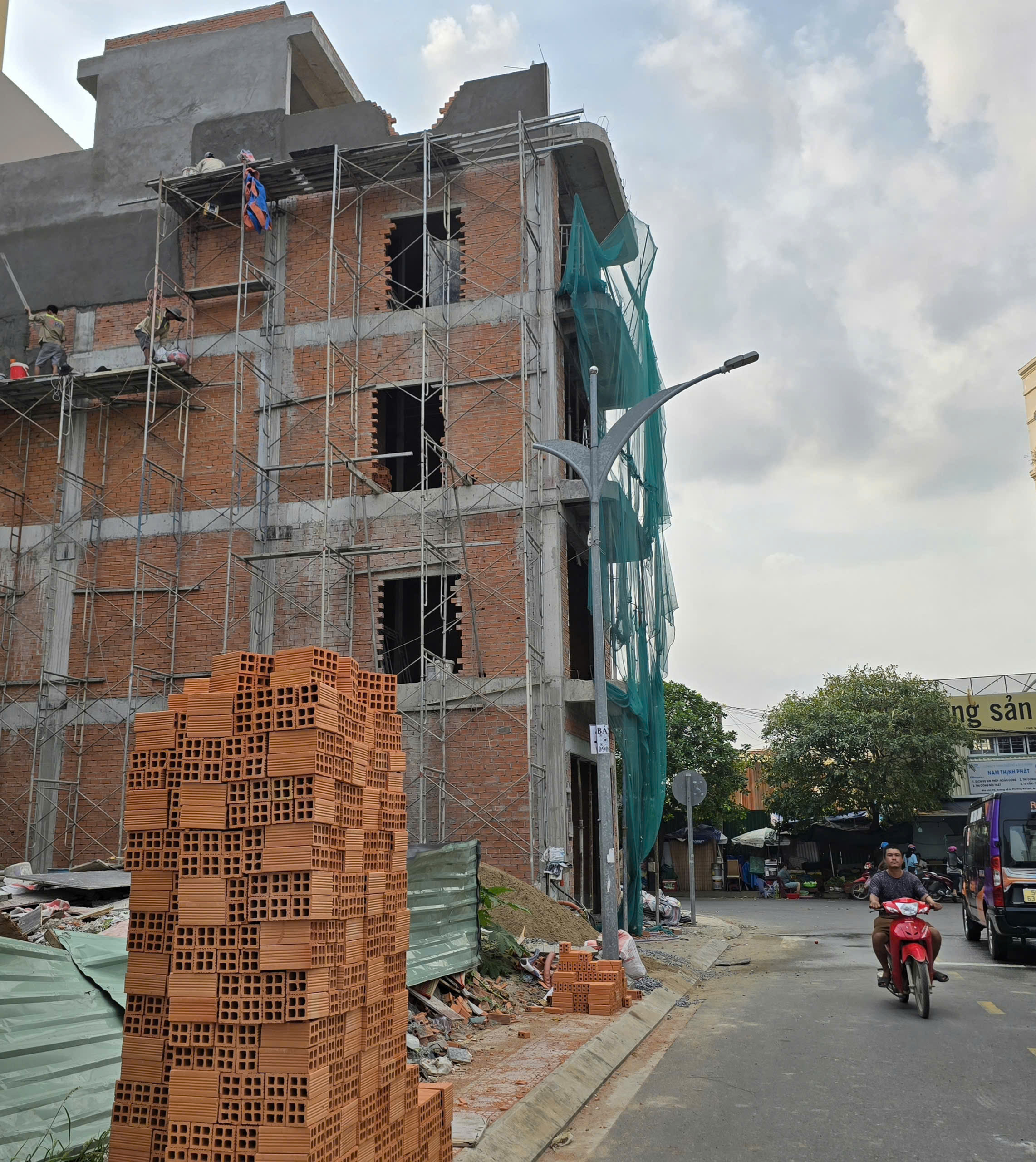 Xin xây nhà ở, hoàn công cũng 'kêu' ký giáp ranh, có lạm dụng đẩy khó cho dân? - Ảnh 1.