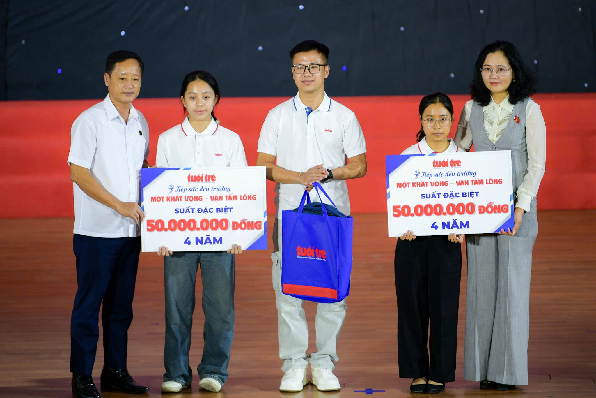 Cuộc hội ngộ của nữ Đại biểu Quốc hội và nữ SV mồ côi cha mẹ được giúp 50 triệu đồng - Ảnh 13.