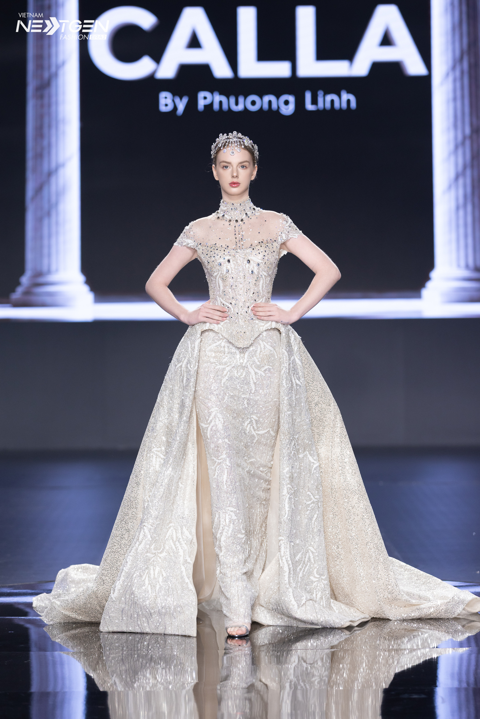 Lan Khuê diễn vedette ‘Vũ khúc cố đô’, Quỳnh Anh hóa cô dâu couture - Ảnh 8.
