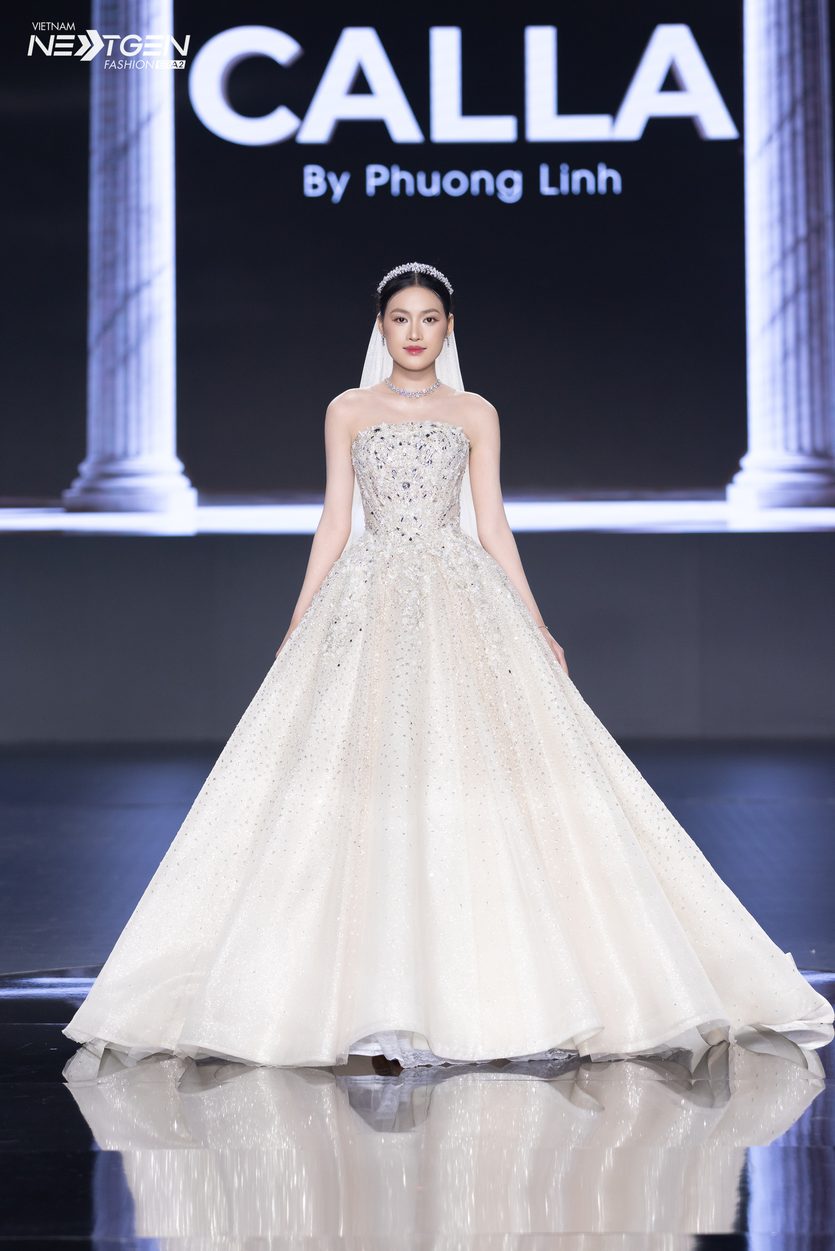 Lan Khuê diễn vedette ‘Vũ khúc cố đô’, Quỳnh Anh hóa cô dâu couture - Ảnh 6.