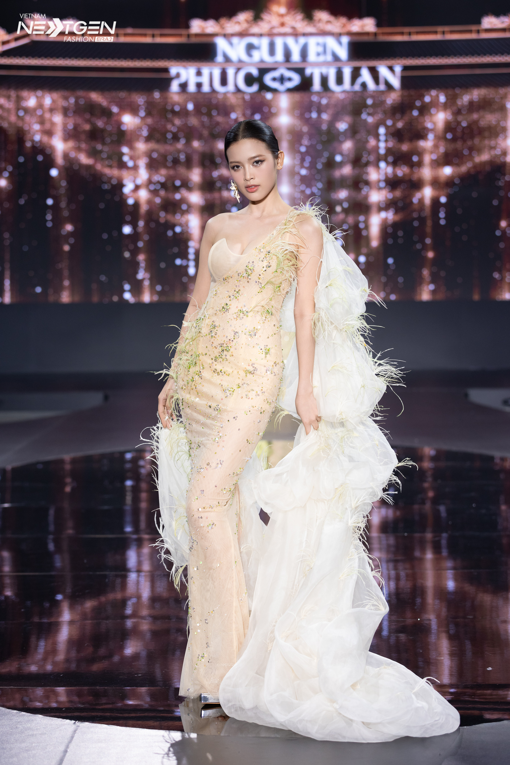 Lan Khuê diễn vedette ‘Vũ khúc cố đô’, Quỳnh Anh hóa cô dâu couture - Ảnh 4.