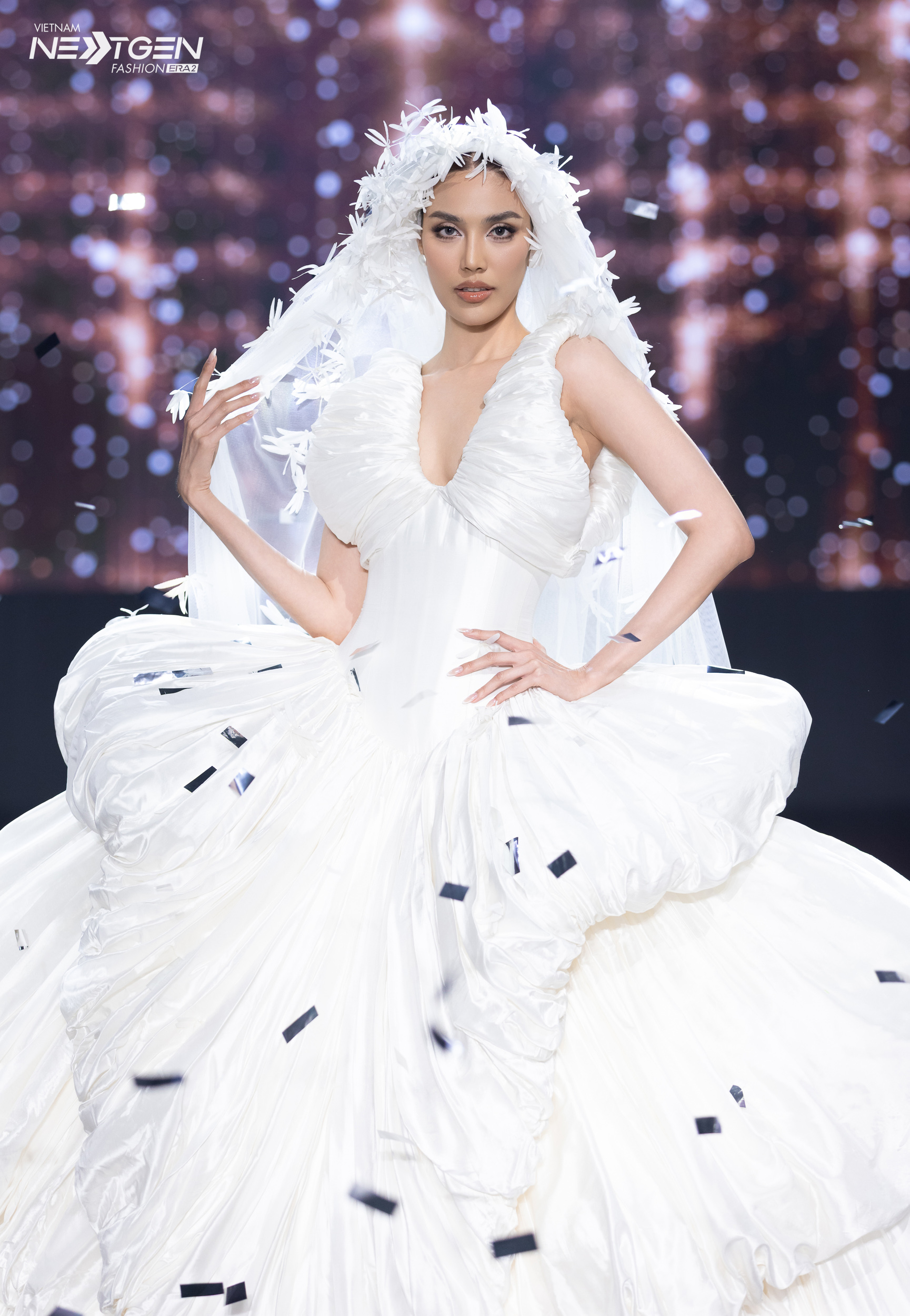 Lan Khuê diễn vedette ‘Vũ khúc cố đô’, Quỳnh Anh hóa cô dâu couture - Ảnh 2.