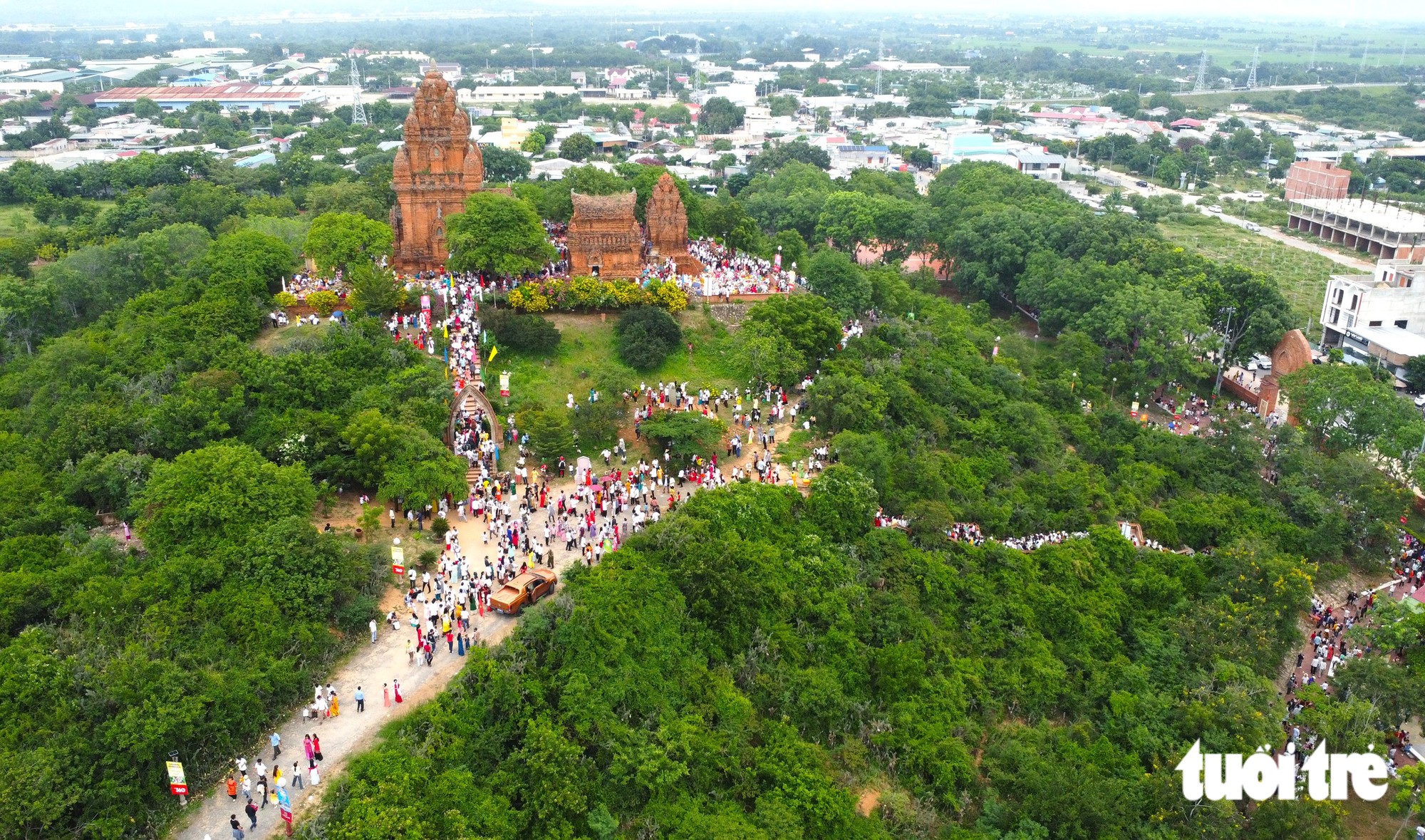 Khai hội Katê 2026, tháp Chăm rộn ràng bước chân người trẩy hội - Ảnh 5.