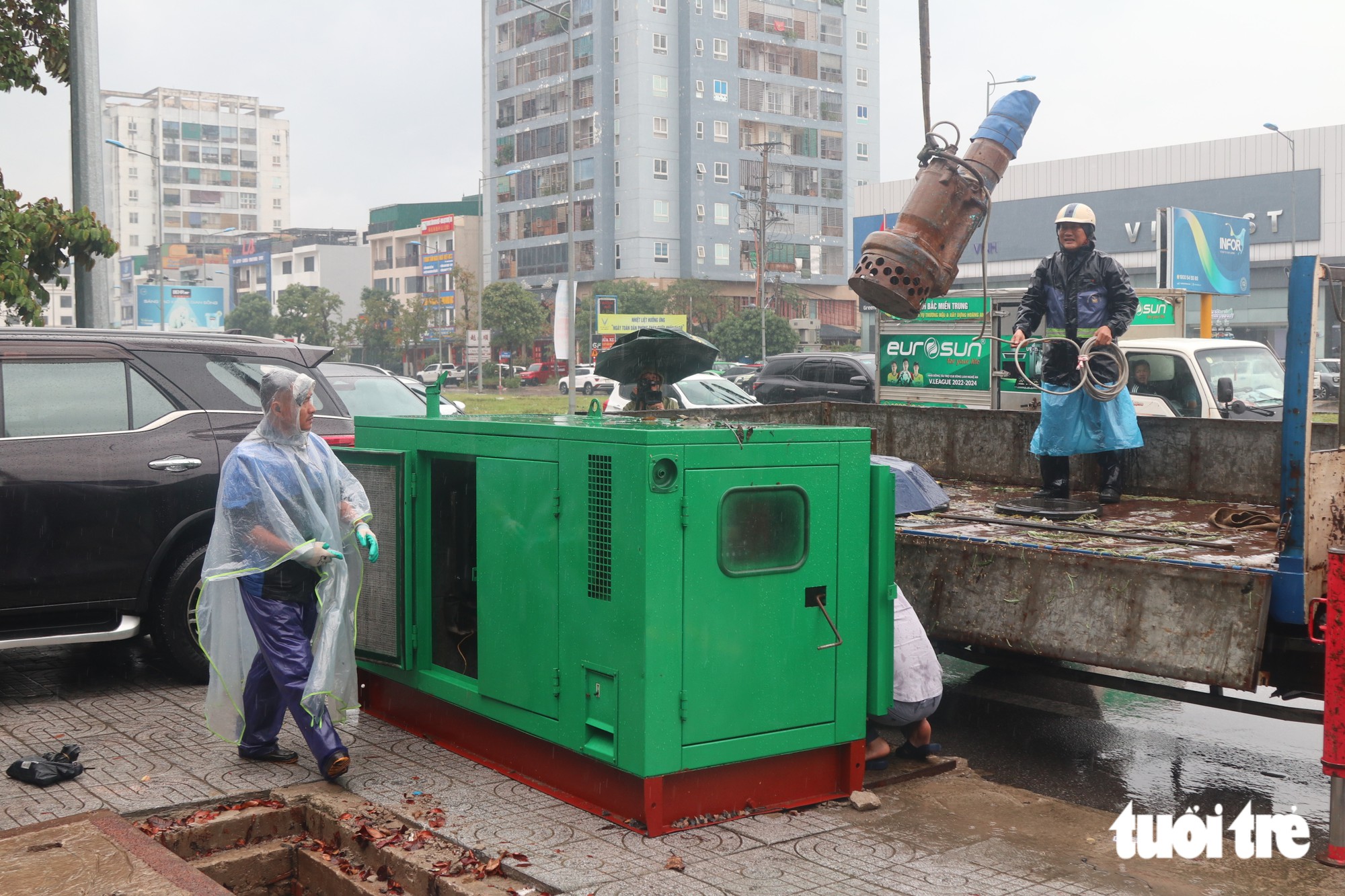 Mưa xuyên đêm, nhiều tuyến phố ở Vinh ngập sâu, phải lắp máy bơm dã chiến - Ảnh 3.