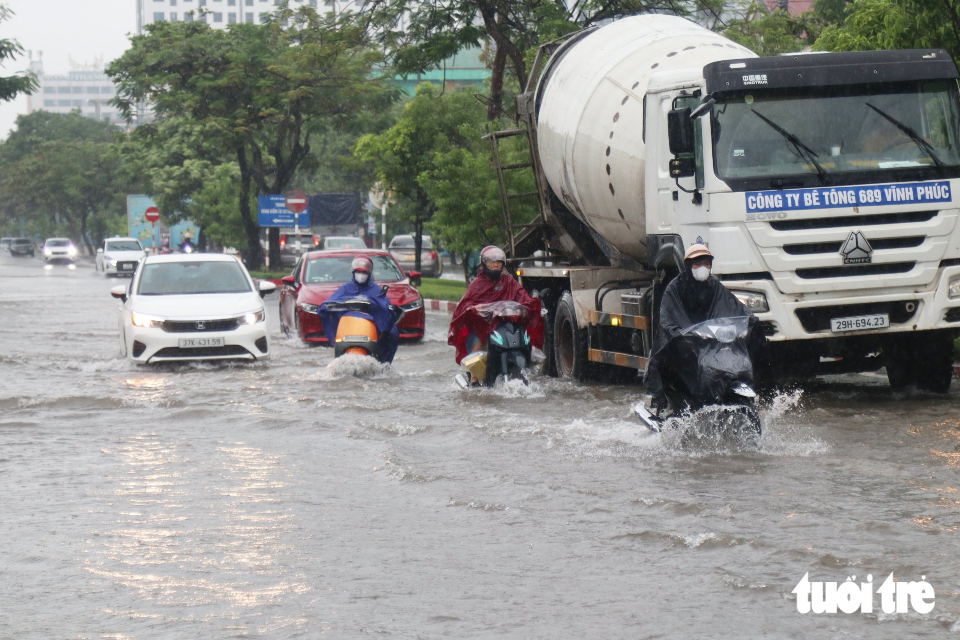 Mưa xuyên đêm, nhiều tuyến phố ở Vinh ngập sâu, phải lắp máy bơm dã chiến - Ảnh 5.