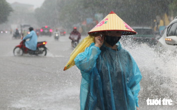Mưa xuyên đêm, nhiều tuyến phố ở Vinh ngập sâu, phải lắp máy bơm dã chiến - Ảnh 6.