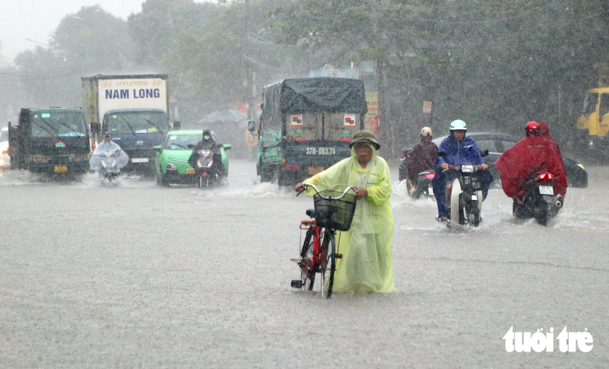 Mưa xuyên đêm, nhiều tuyến phố ở Vinh ngập sâu, phải lắp máy bơm dã chiến - Ảnh 2.