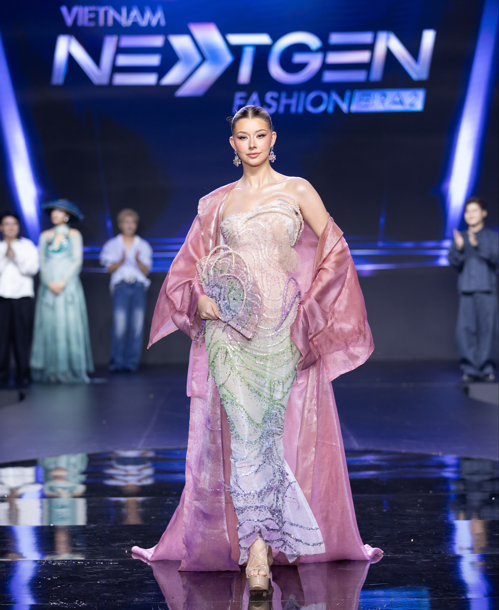 Lan Khuê diễn vedette ‘Vũ khúc cố đô’, Quỳnh Anh hóa cô dâu couture - Ảnh 9.