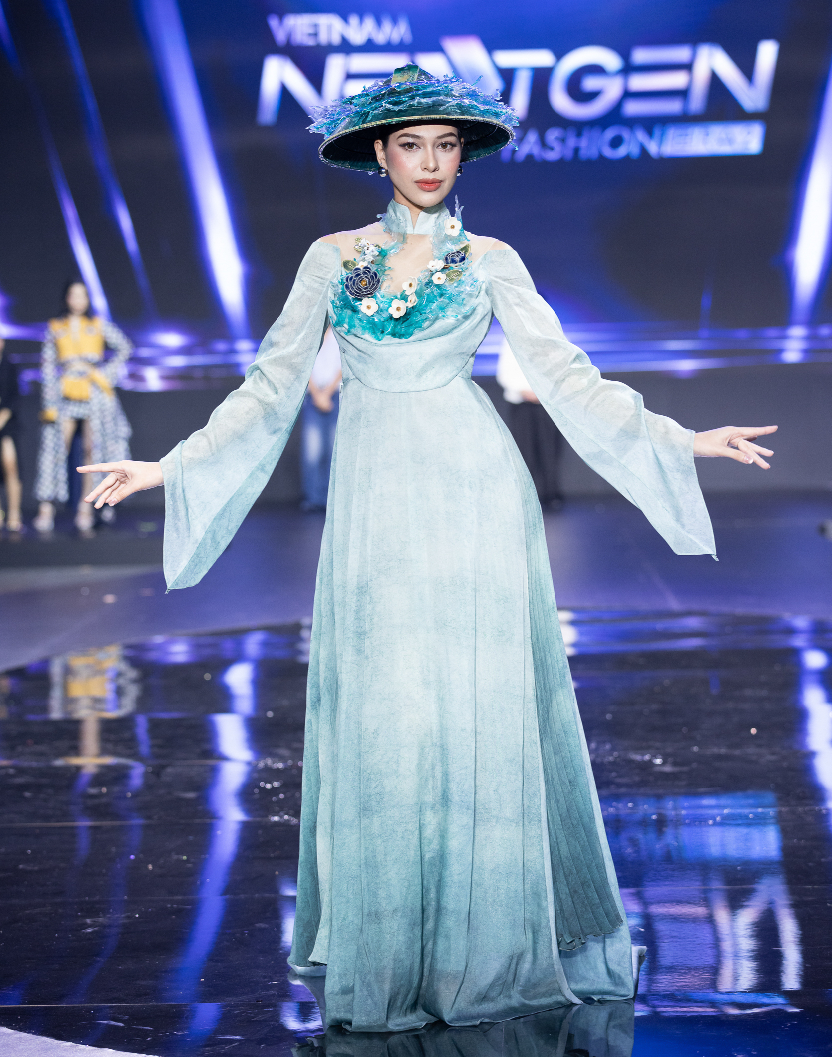 Lan Khuê diễn vedette ‘Vũ khúc cố đô’, Quỳnh Anh hóa cô dâu couture - Ảnh 10.