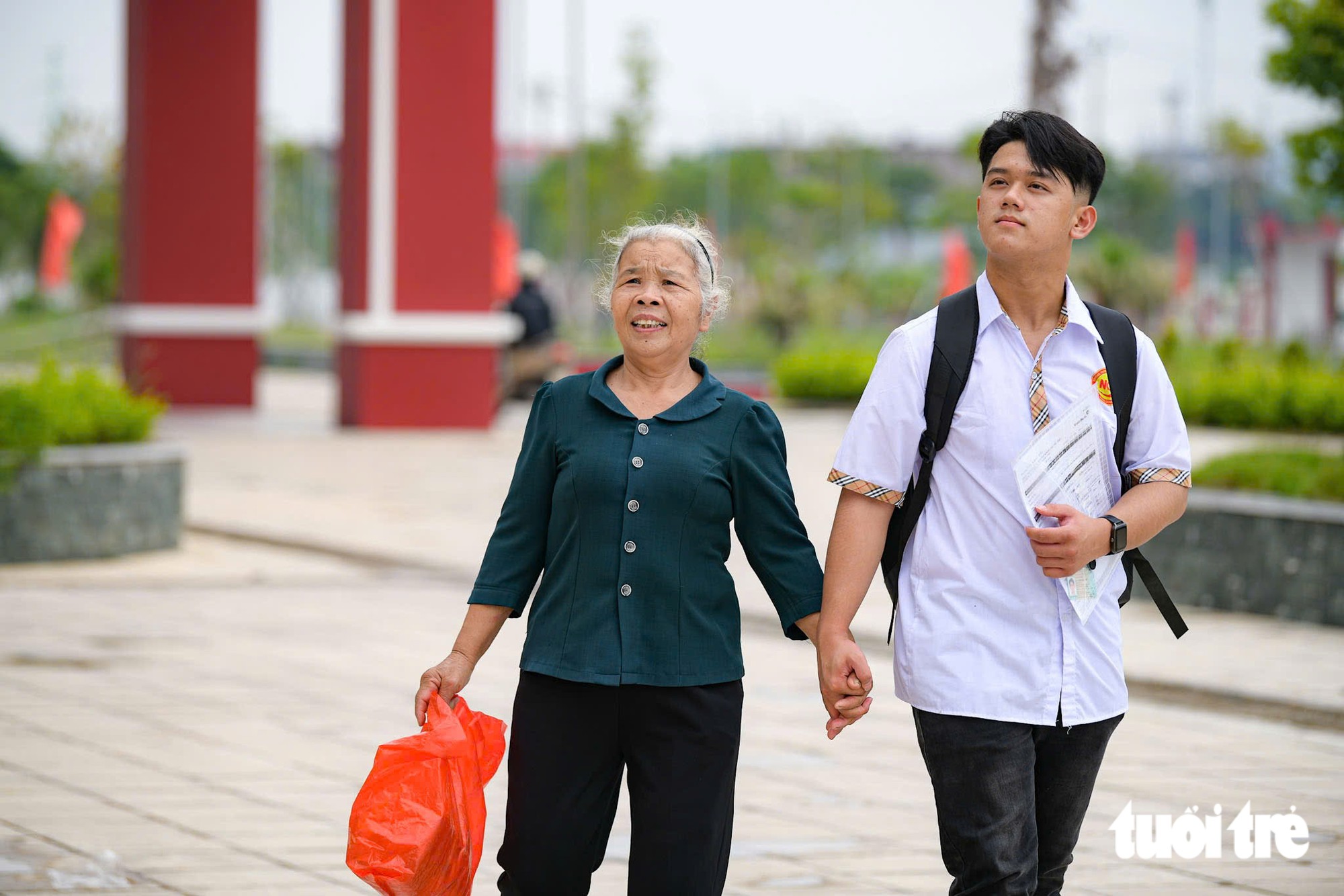 Cuộc hội ngộ của nữ Đại biểu Quốc hội và nữ SV mồ côi cha mẹ được giúp 50 triệu đồng - Ảnh 18.
