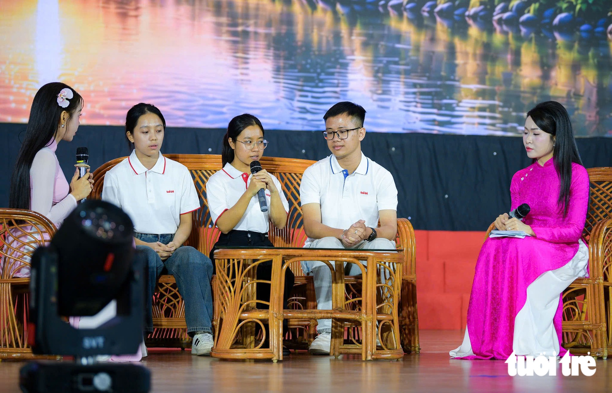 Cuộc hội ngộ của nữ Đại biểu Quốc hội và nữ SV mồ côi cha mẹ được giúp 50 triệu đồng - Ảnh 14.