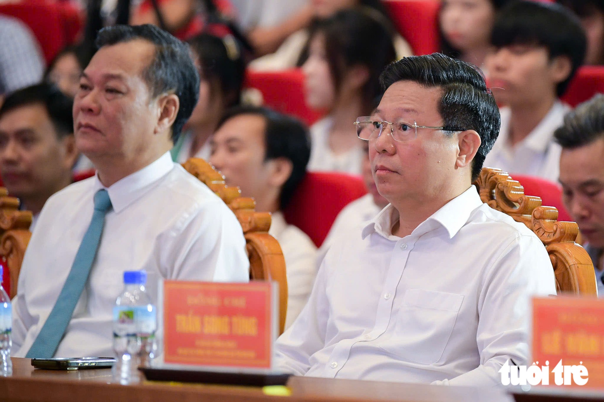 Tặng 50 triệu đồng cho nữ SV Hàng hải: 'Quá khứ toàn niềm đau và mặc cảm, nhưng tôi không khóc' - Ảnh 2.