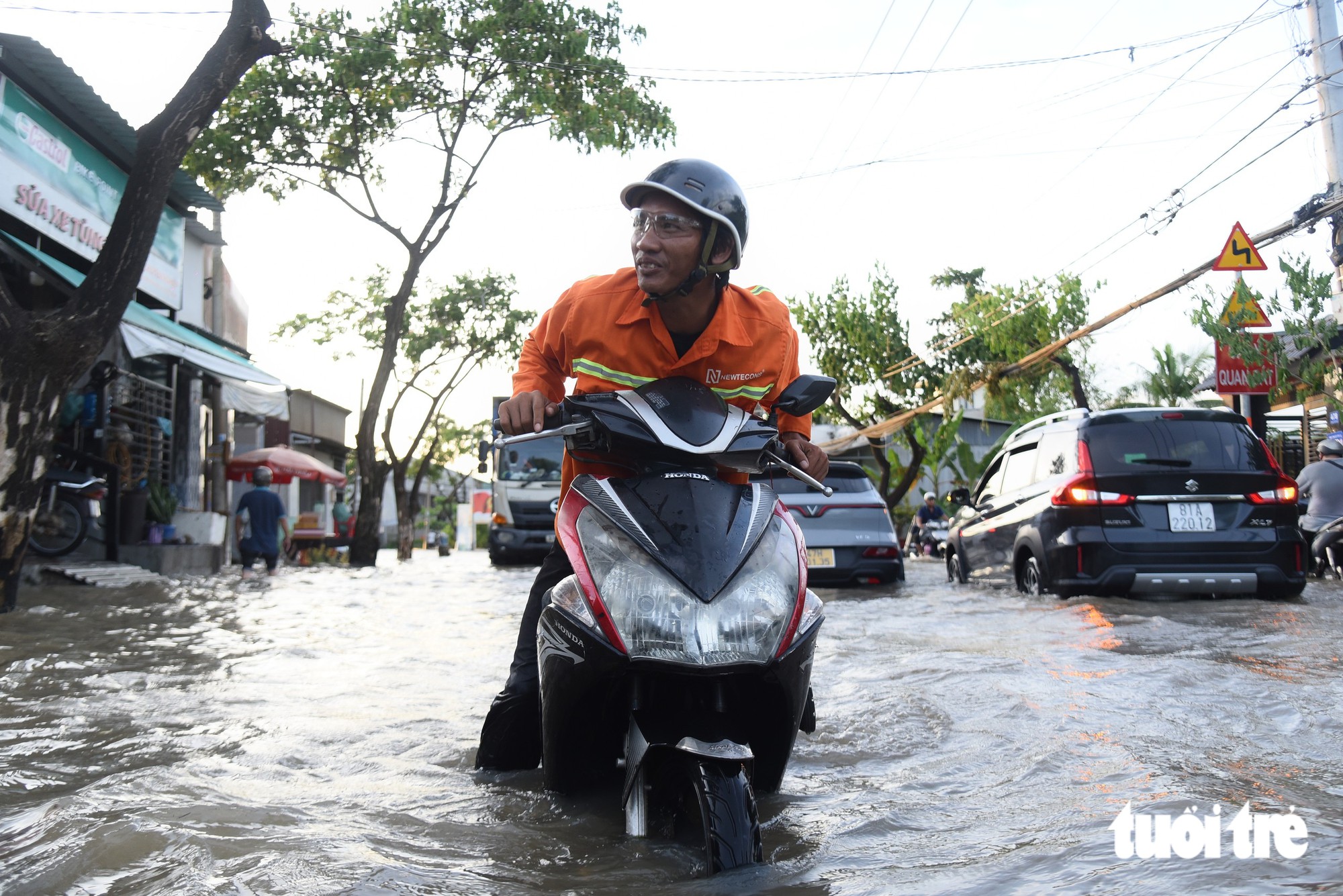Ho Chi Minh City streets flooded as tide reaches 1.71m - Ảnh 1.