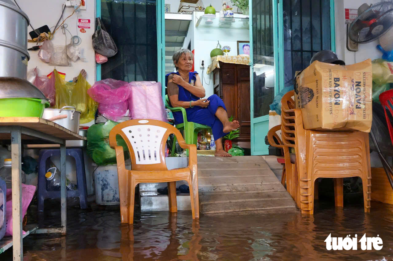 TP.HCM ngập trong ngày triều cường lên tới 1,71m ở trạm Nhà Bè - Ảnh 2.