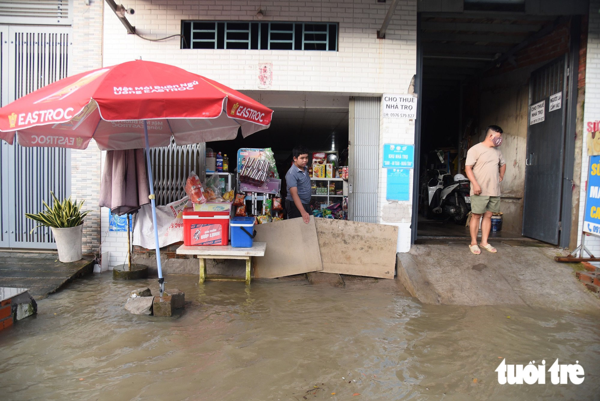 Ho Chi Minh City streets flooded as tide reaches 1.71m - Ảnh 5.