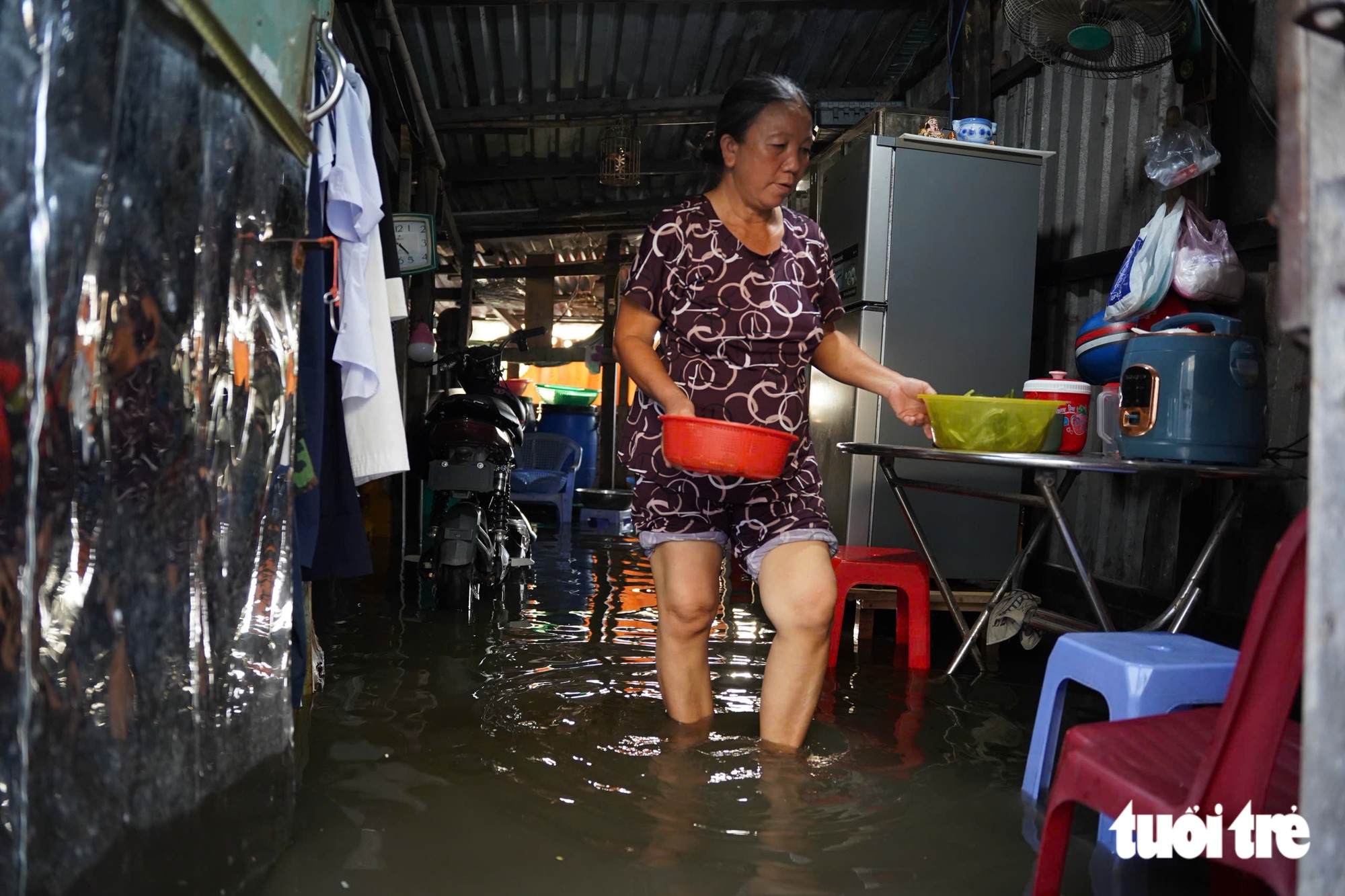 TP.HCM ngập trong ngày triều cường lên tới 1,71m ở trạm Nhà Bè - Ảnh 6.