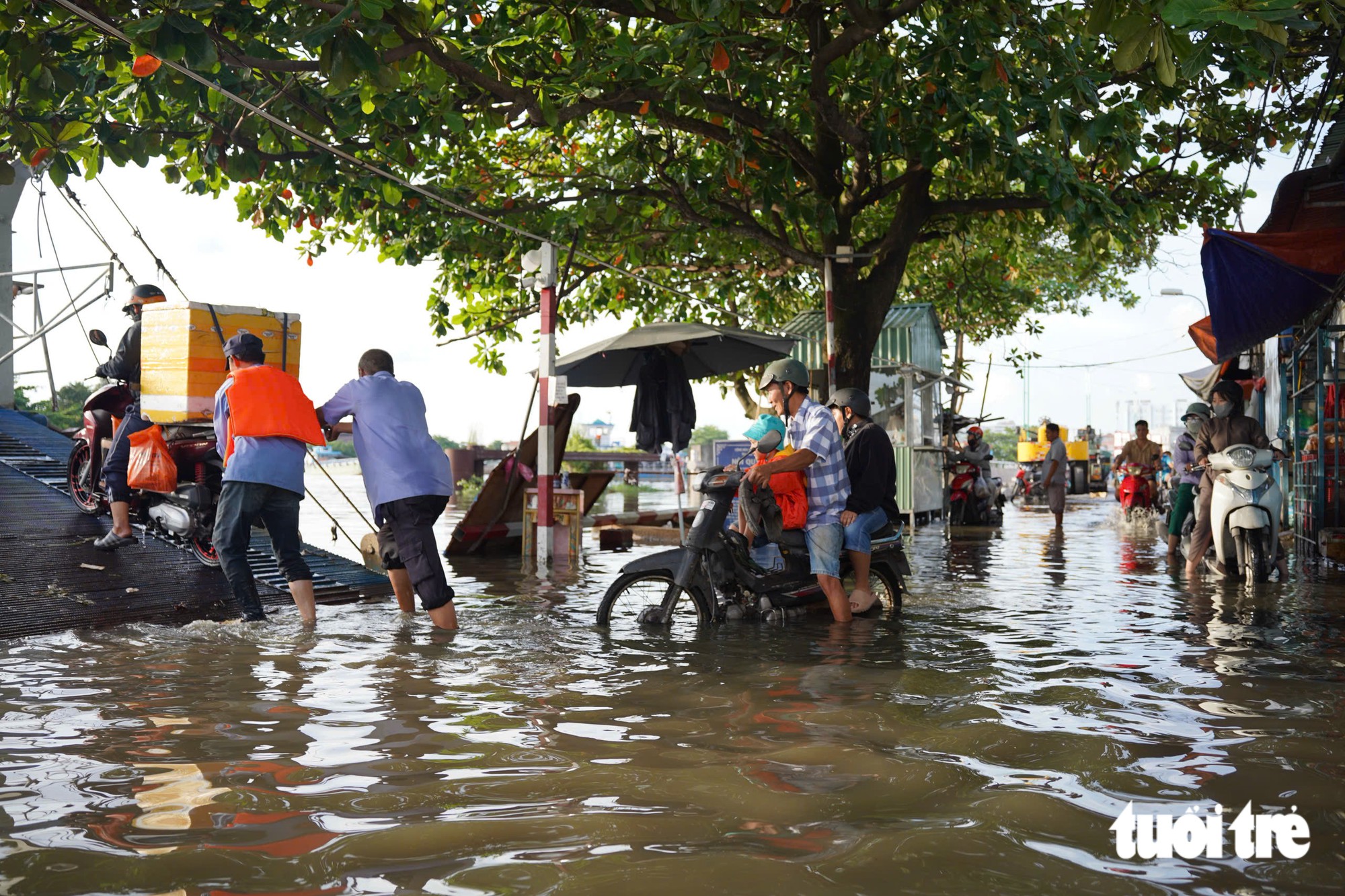 TP.HCM ngập trong ngày triều cường lên tới 1,71m ở trạm Nhà Bè - Ảnh 7.