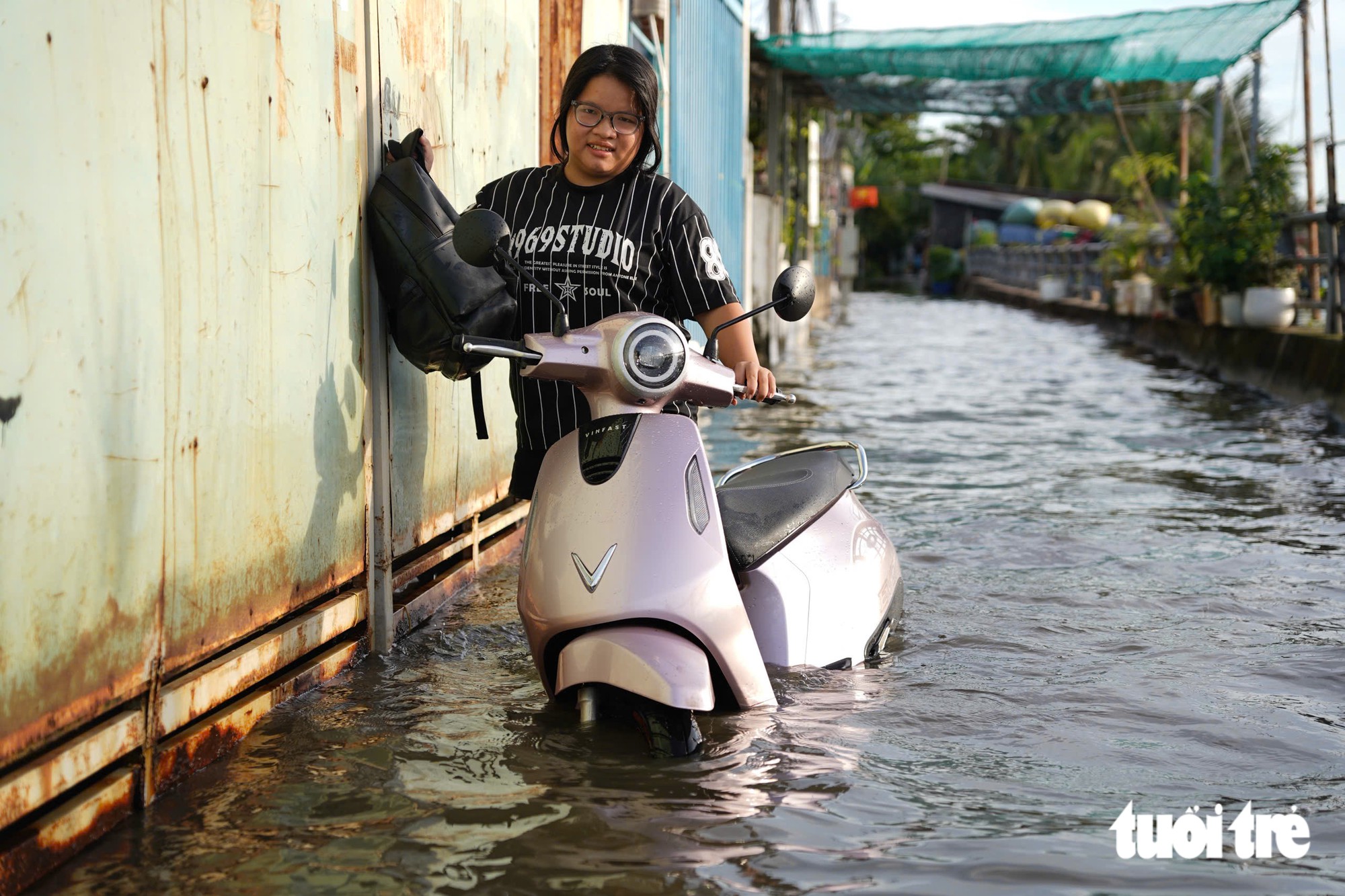 Ho Chi Minh City streets flooded as tide reaches 1.71m - Ảnh 9.