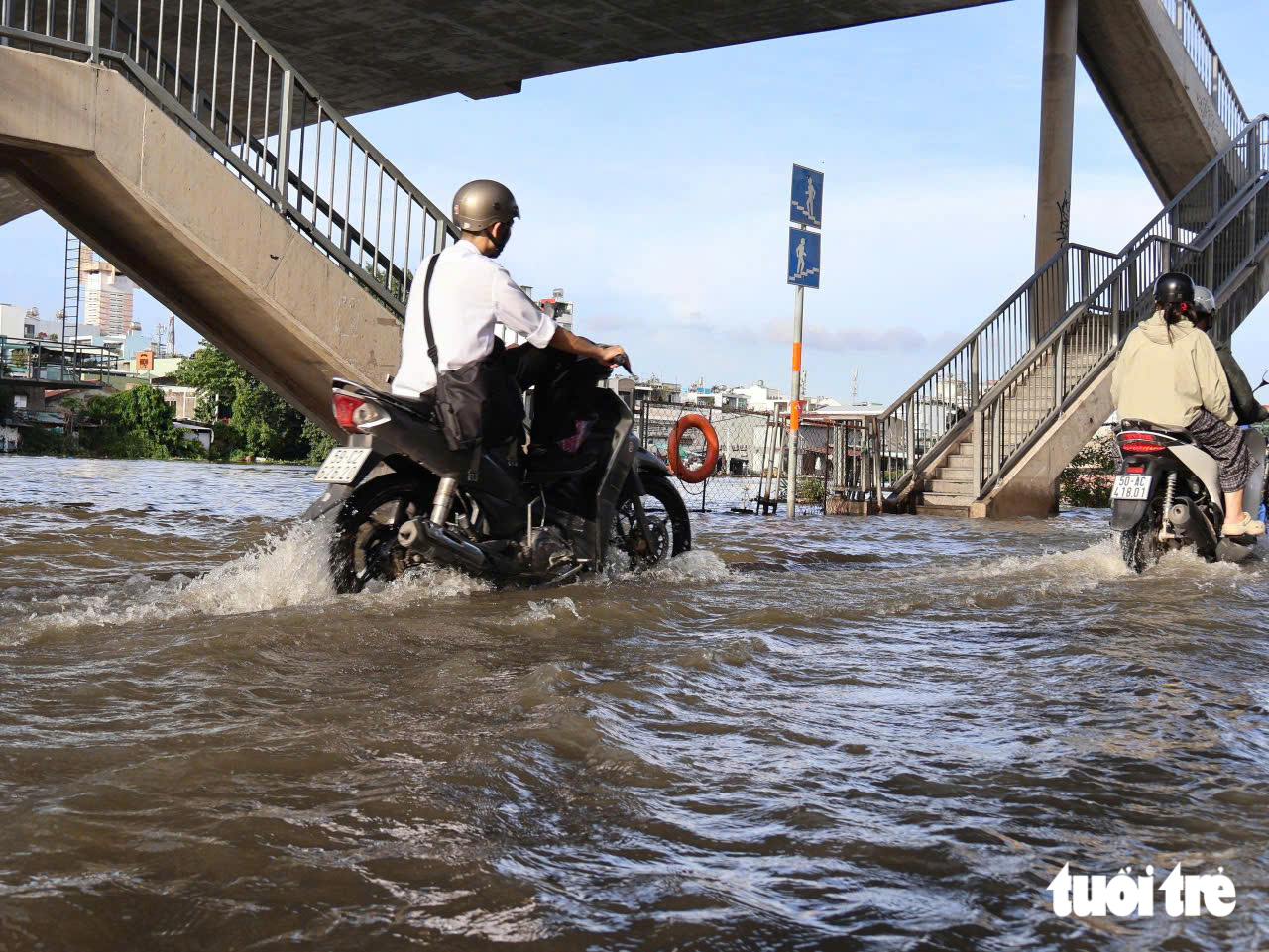 TP.HCM ngập trong ngày triều cường lên tới 1,71m ở trạm Nhà Bè - Ảnh 11.