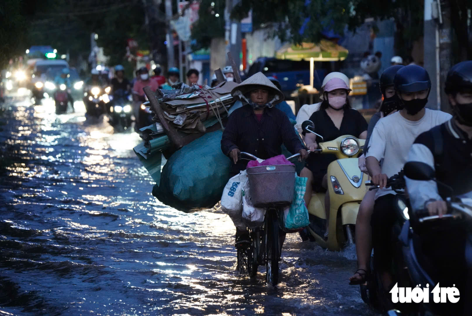 TP.HCM ngập trong ngày triều cường lên tới 1,71m ở trạm Nhà Bè - Ảnh 13.
