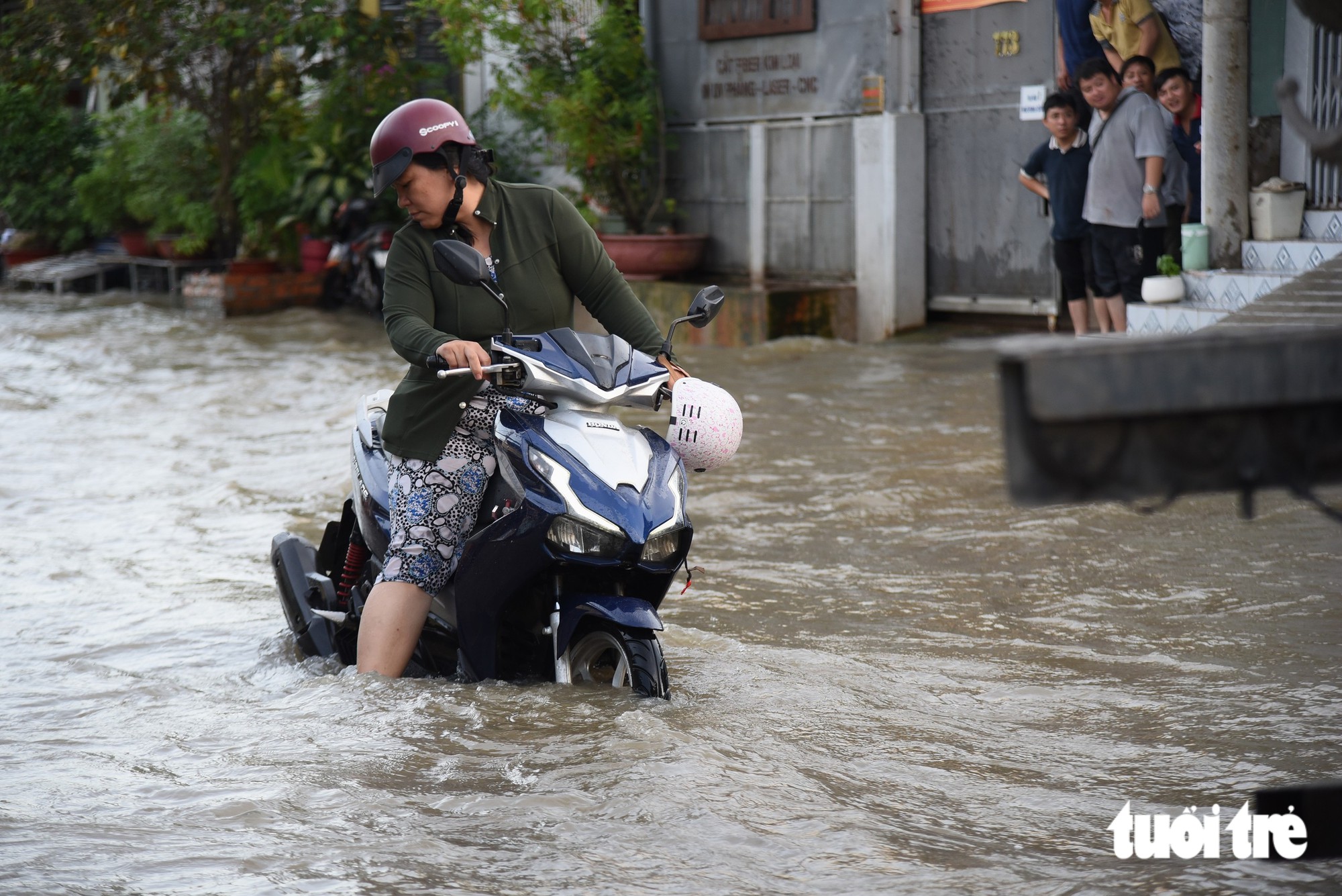 TP.HCM ngập trong ngày triều cường lên tới 1,71m ở trạm Nhà Bè - Ảnh 3.