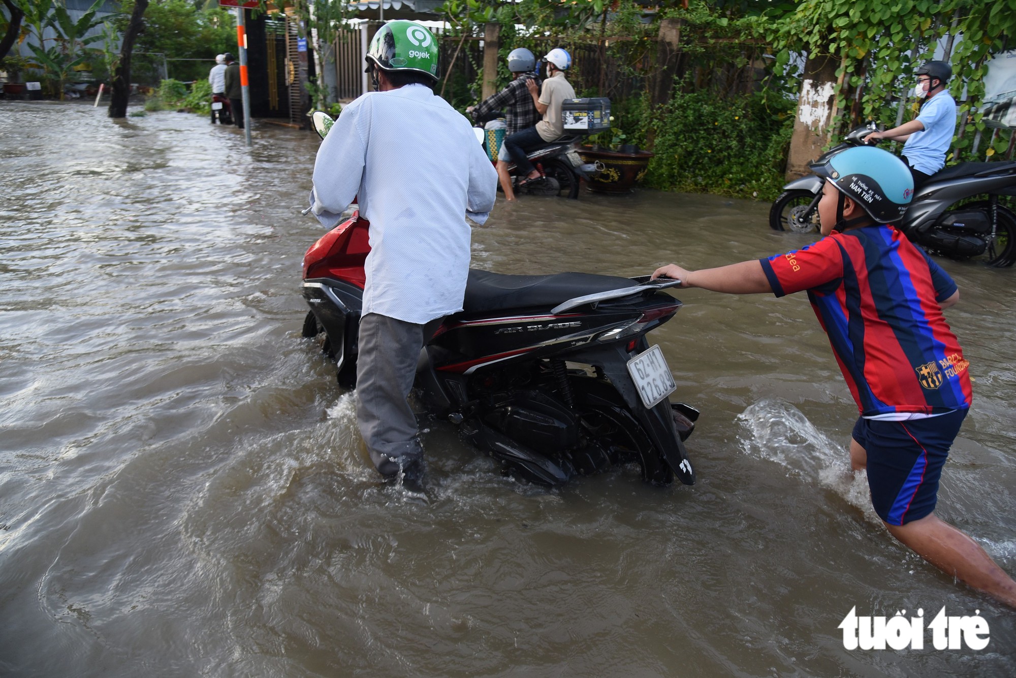 TP.HCM ngập trong ngày triều cường lên tới 1,71m ở trạm Nhà Bè - Ảnh 4.