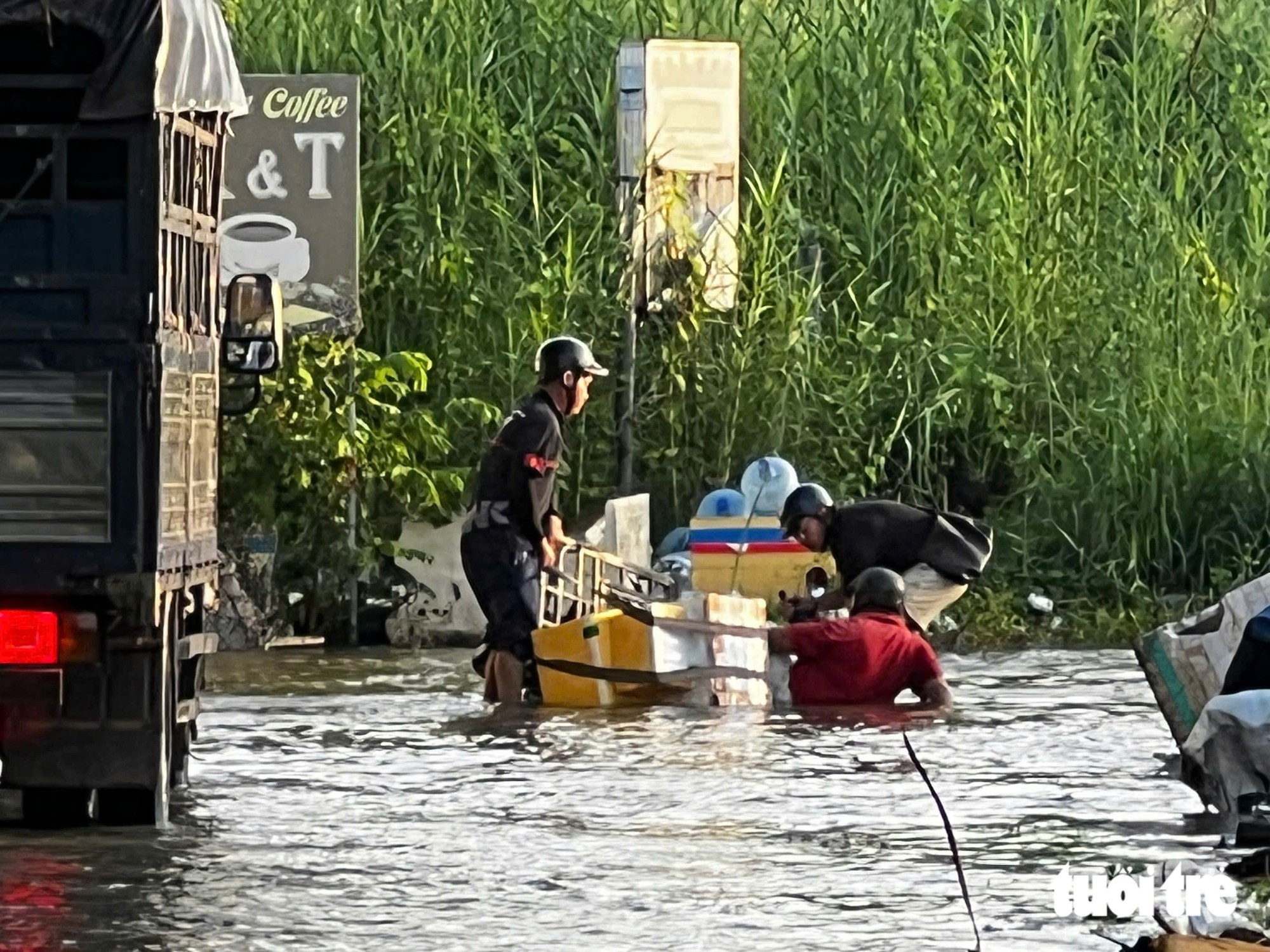 Triều cường đạt đỉnh sáng cuối tuần,  - Ảnh 19.