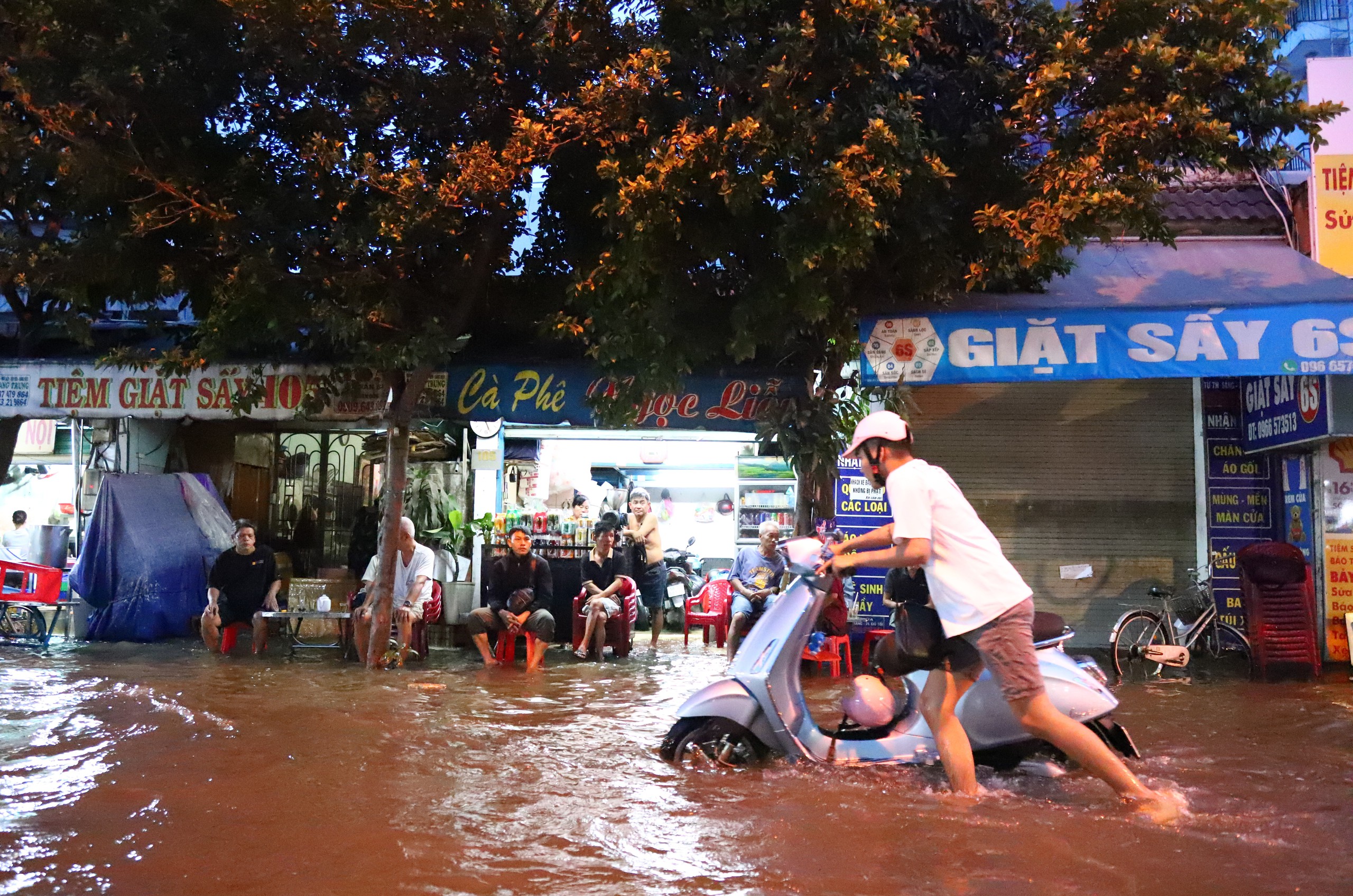 Triều cường đạt đỉnh sáng cuối tuần,  - Ảnh 7.