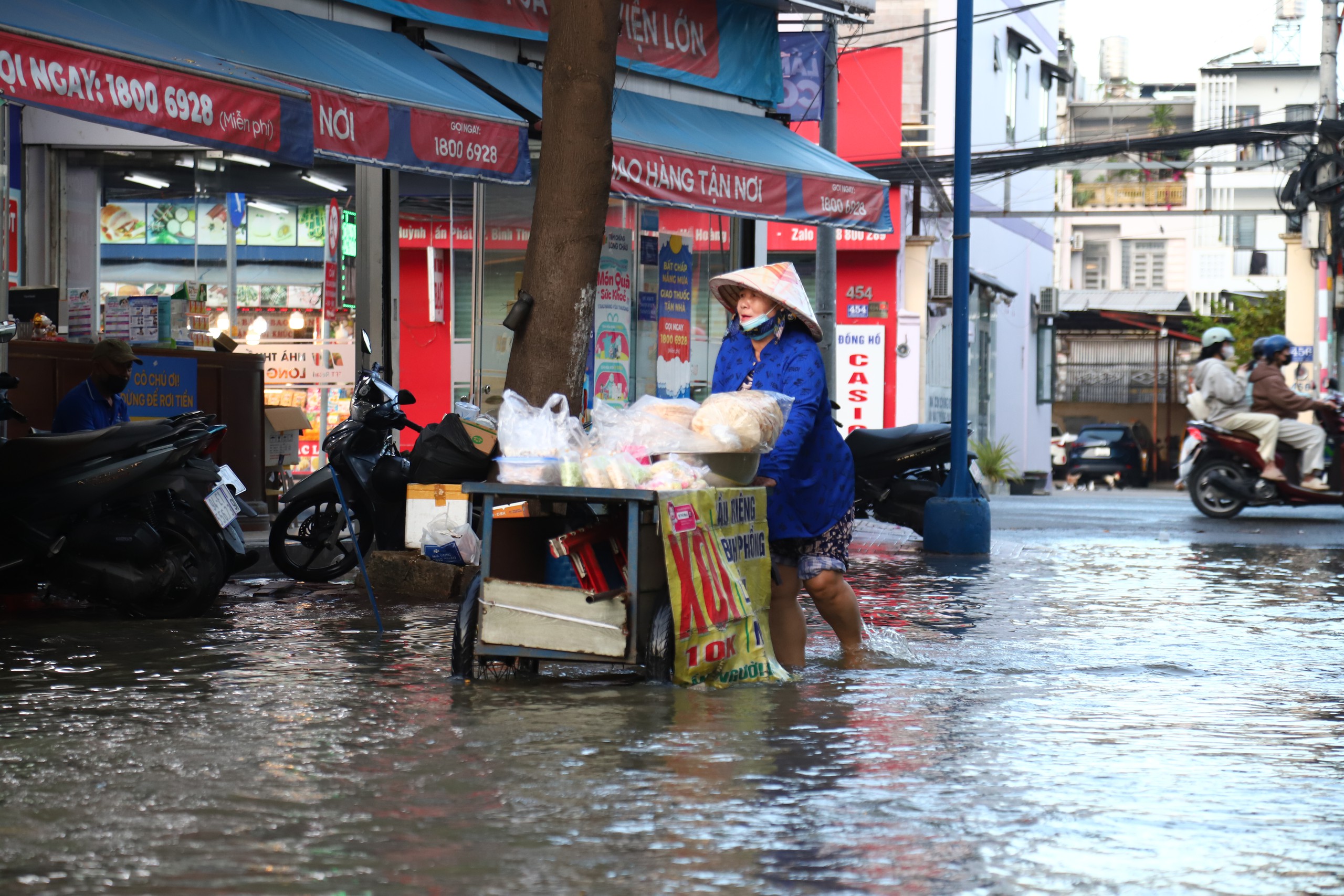 Triều cường đạt đỉnh sáng cuối tuần,  - Ảnh 8.
