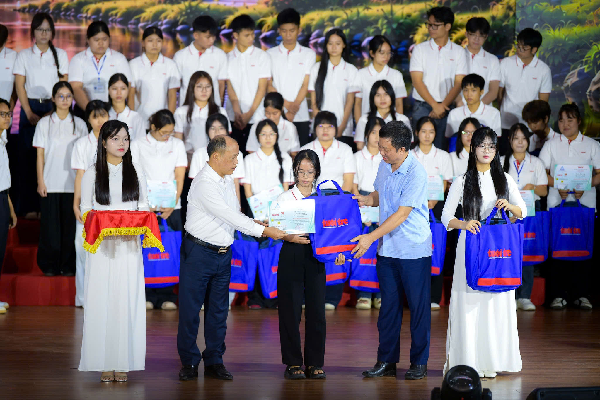 Tặng 50 triệu đồng cho nữ SV Hàng hải: 'Quá khứ toàn niềm đau và mặc cảm, nhưng tôi không khóc' - Ảnh 34.