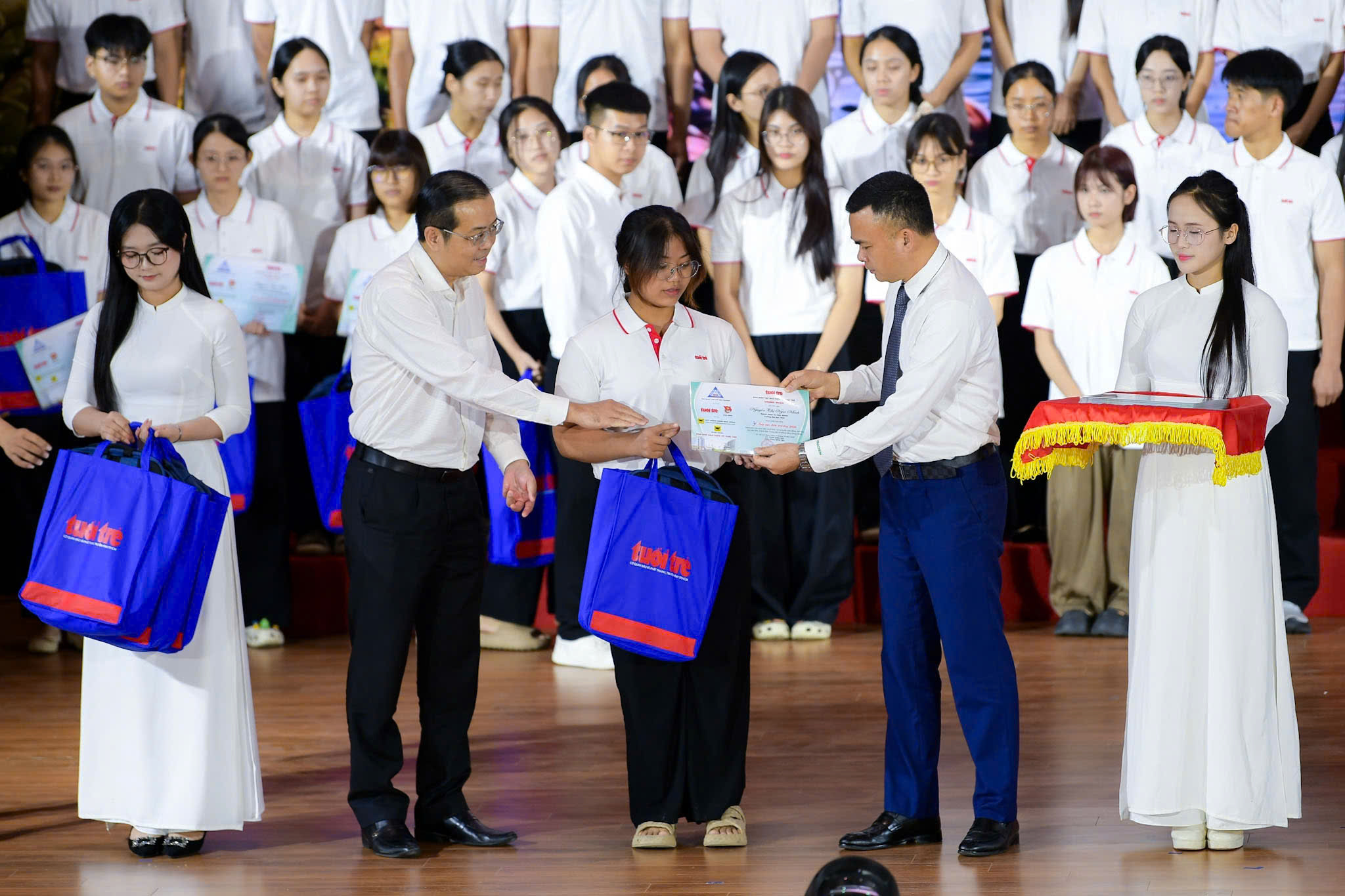 Tặng 50 triệu đồng cho nữ SV Hàng hải: 'Quá khứ toàn niềm đau và mặc cảm, nhưng tôi không khóc' - Ảnh 30.