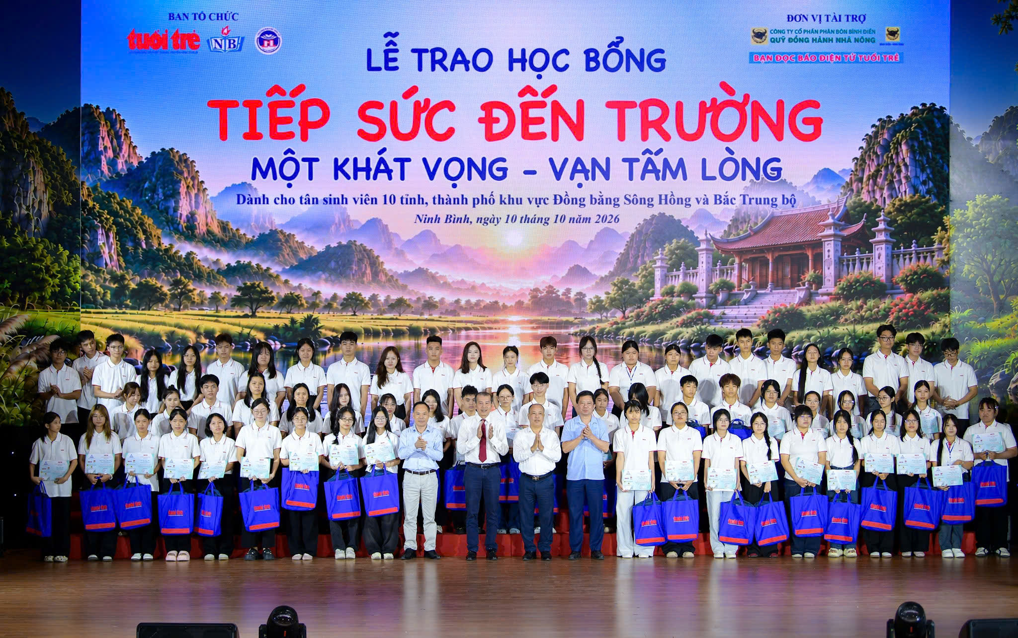 Tặng 50 triệu đồng cho nữ SV Hàng hải: 'Quá khứ toàn niềm đau và mặc cảm, nhưng tôi không khóc' - Ảnh 37.