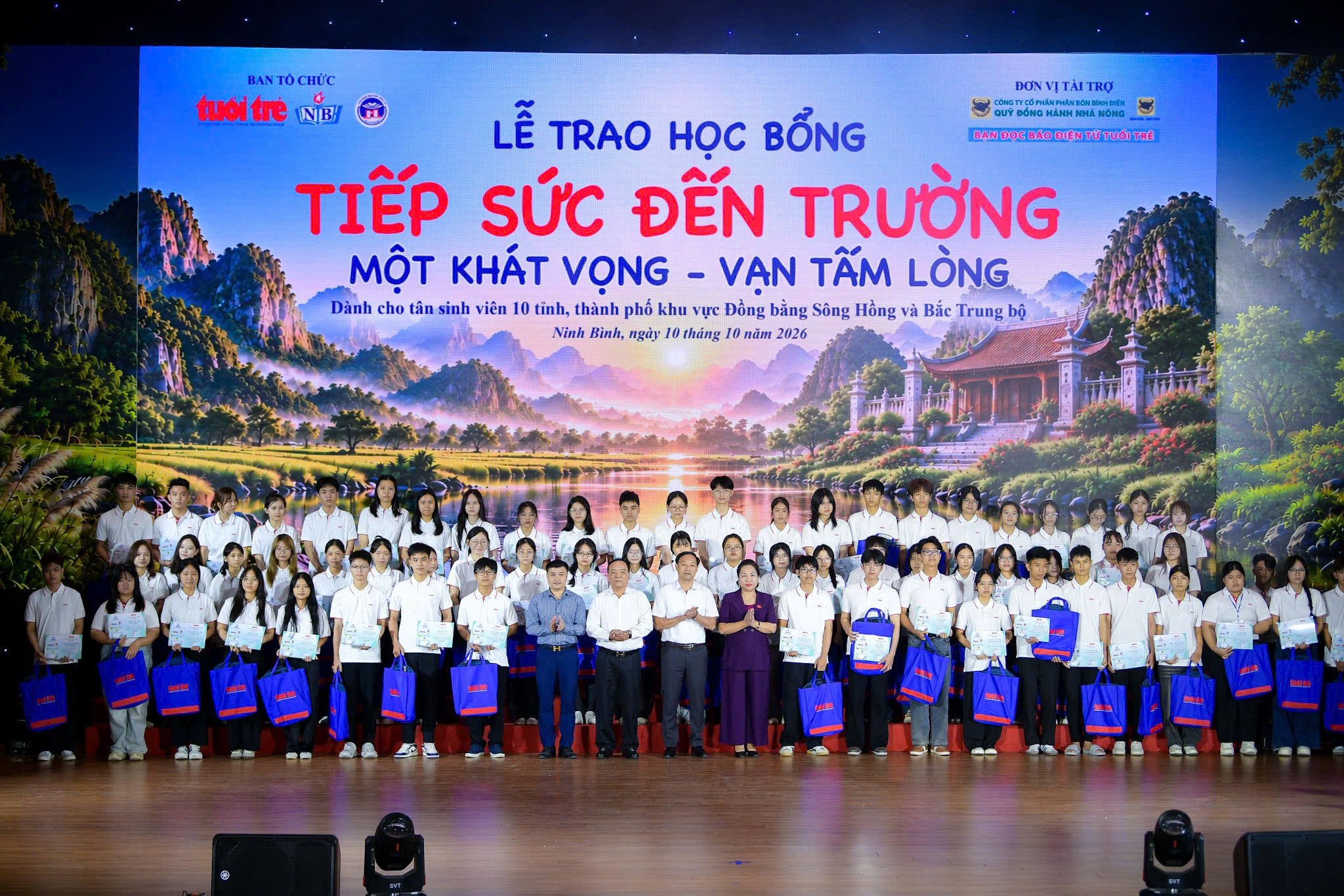 Tặng 50 triệu đồng cho nữ SV Hàng hải: 'Quá khứ toàn niềm đau và mặc cảm, nhưng tôi không khóc' - Ảnh 36.