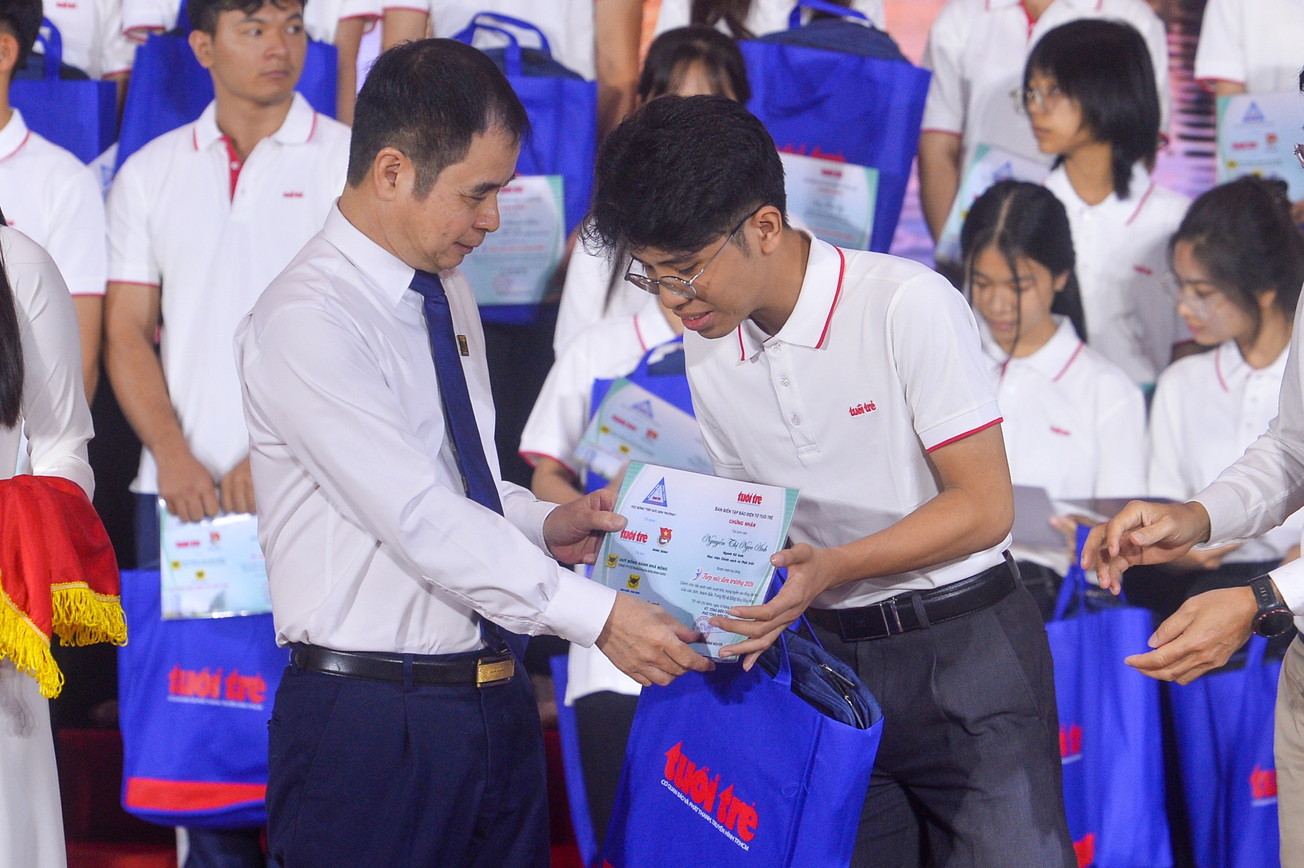 Tặng 50 triệu đồng cho nữ SV Hàng hải: 'Quá khứ toàn niềm đau và mặc cảm, nhưng tôi không khóc' - Ảnh 38.