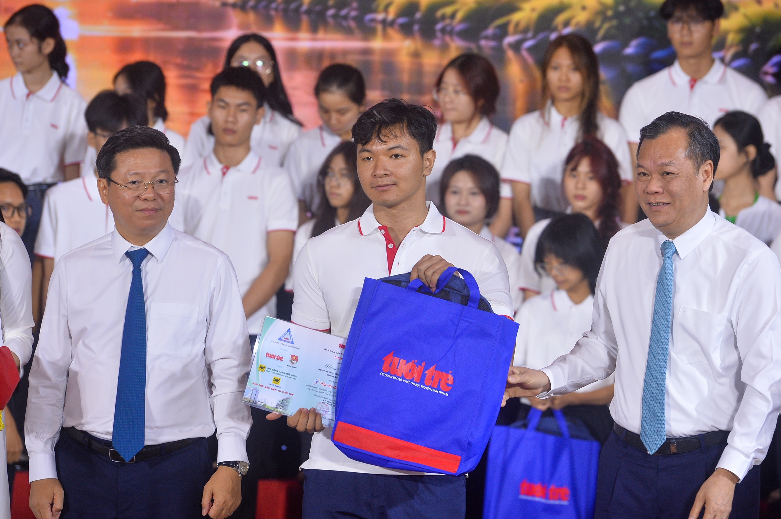 Tặng 50 triệu đồng cho nữ SV Hàng hải: 'Quá khứ toàn niềm đau và mặc cảm, nhưng tôi không khóc' - Ảnh 26.