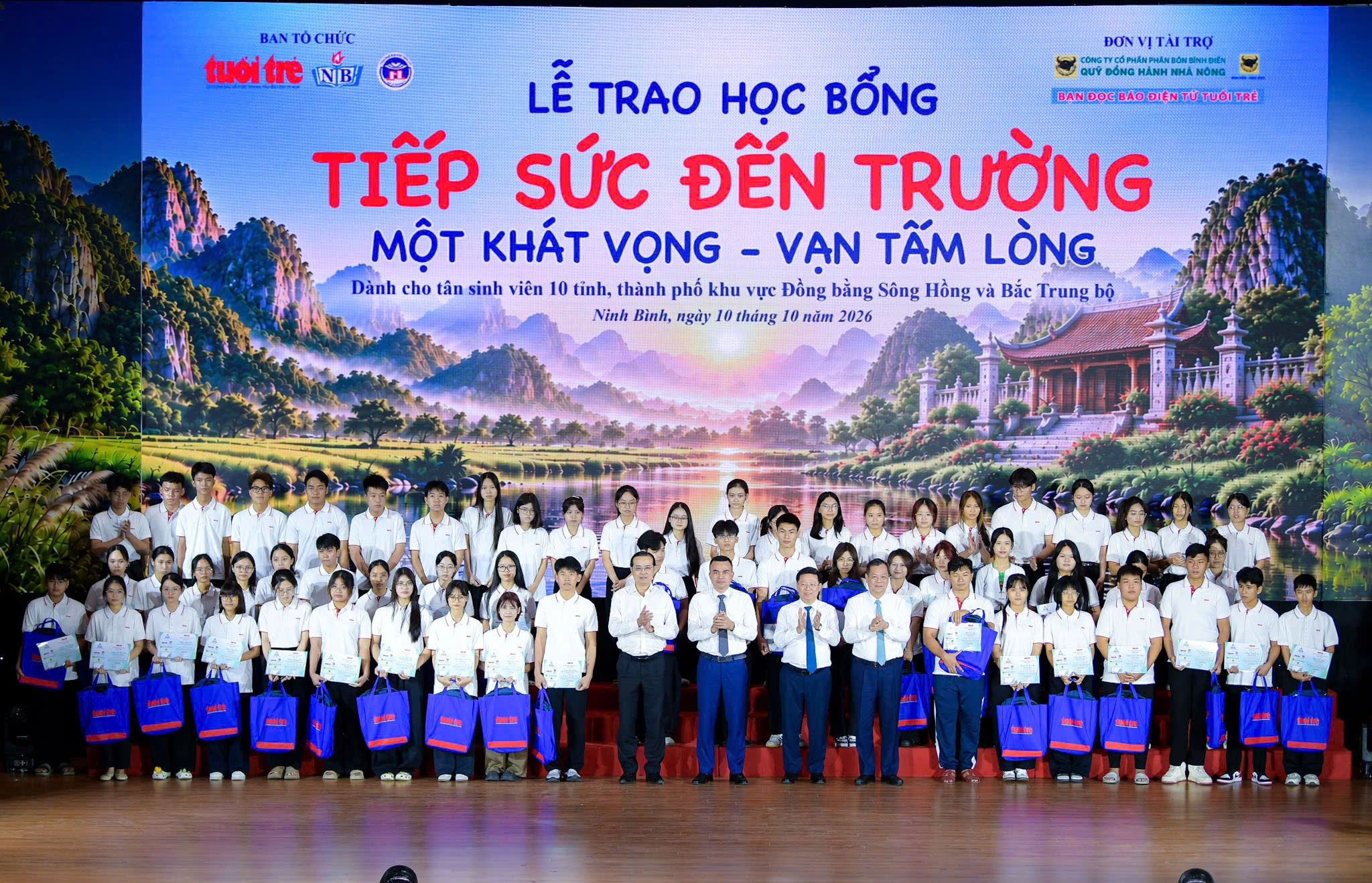 Tặng 50 triệu đồng cho nữ SV Hàng hải: 'Quá khứ toàn niềm đau và mặc cảm, nhưng tôi không khóc' - Ảnh 22.