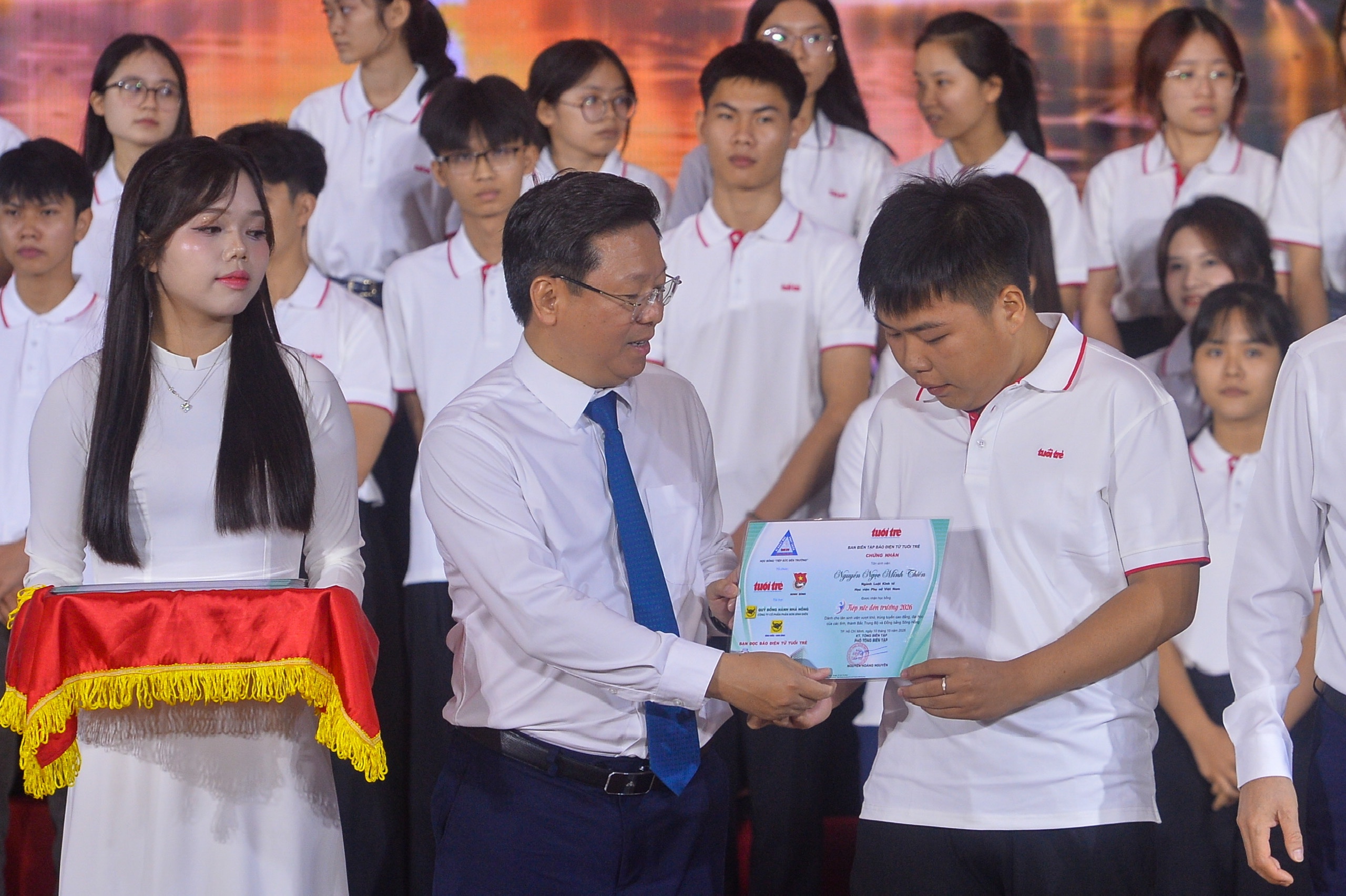 Tặng 50 triệu đồng cho nữ SV Hàng hải: 'Quá khứ toàn niềm đau và mặc cảm, nhưng tôi không khóc' - Ảnh 28.