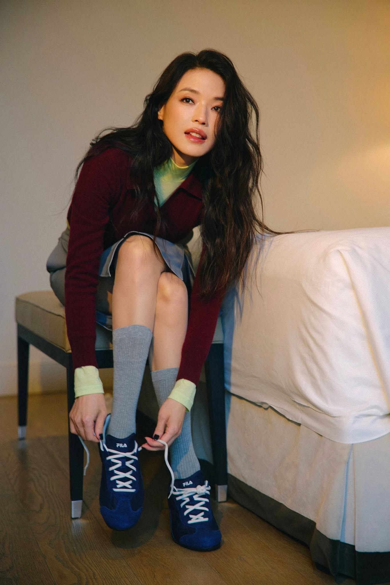 Thư Kỳ 50 tuổi vẫn trẻ trung nhờ 6 cách phối đồ với sneaker - Ảnh 7.