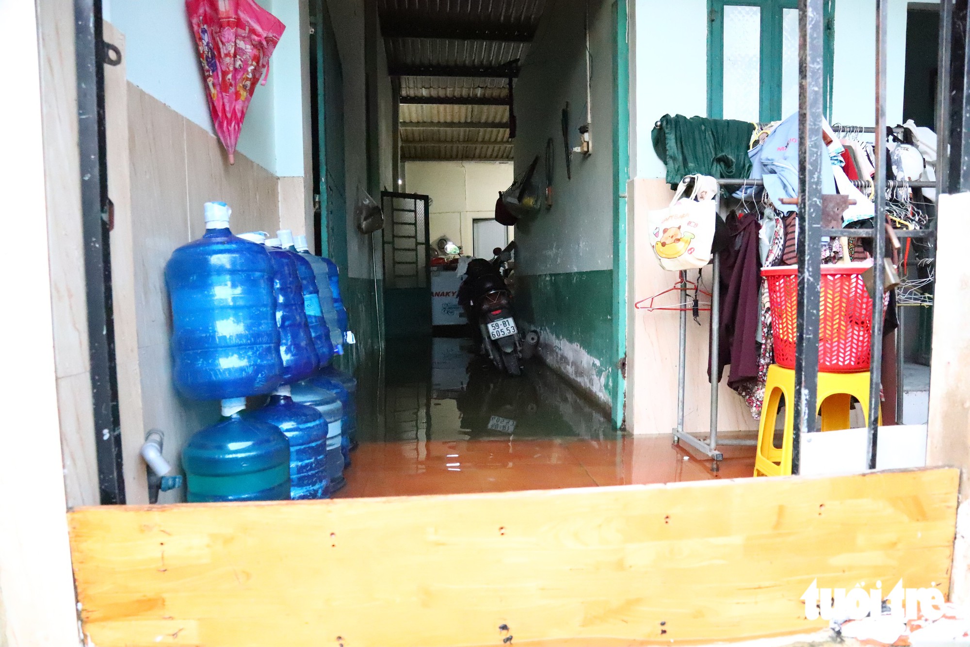 Người dân lội nước về nhà, trẻ em bơi giữa dòng triều cường đạt đỉnh - Ảnh 9.